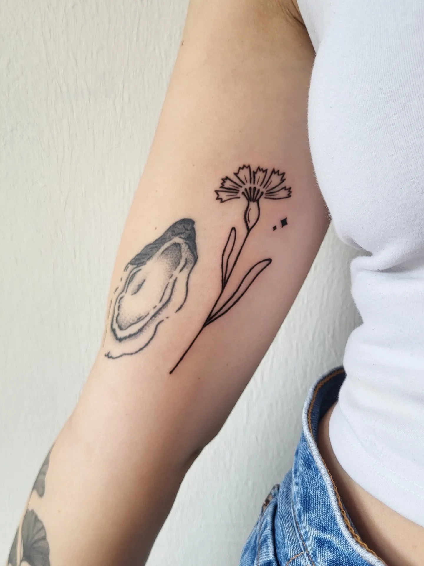 Got to tattoo this gorgeous cornflower on my dear friend @separrish today 🤍 

Love that she's keeping this forever as a little travel memory! 

My bookings are open and I have one last slot available in August, on the 15th at 11am or 12pm. Message m