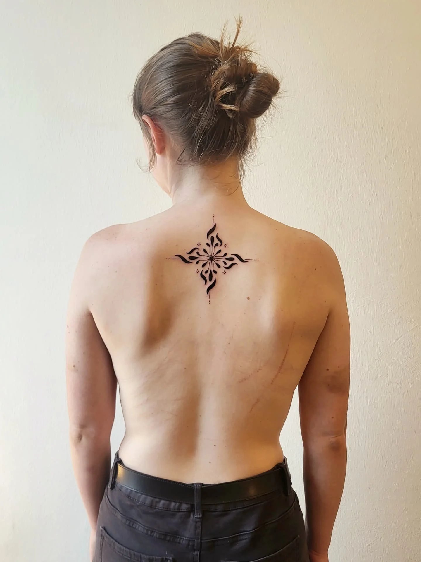 Love the design I got to tattoo on my dear friend @hanne.lodewyckx last Saturday! 

My tattoo bookings are open starting in mid August ✨️ 

#tattoo #tattooartist #tattooaachen #aachen