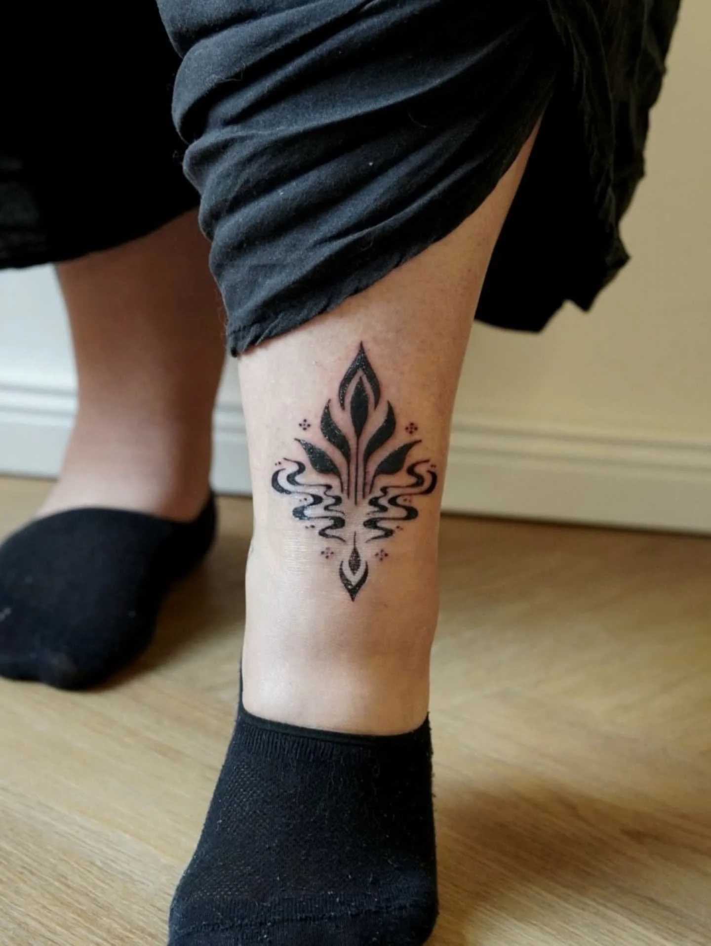 Tattooing for the first time was such a joy! ✨️ @alisha_ha jumped in at the last minute when the friend I was supposed to tattoo got sick. Without knowing me at all, she completely trusted me and was soo encouraging. We finished her beautiful tattoo 