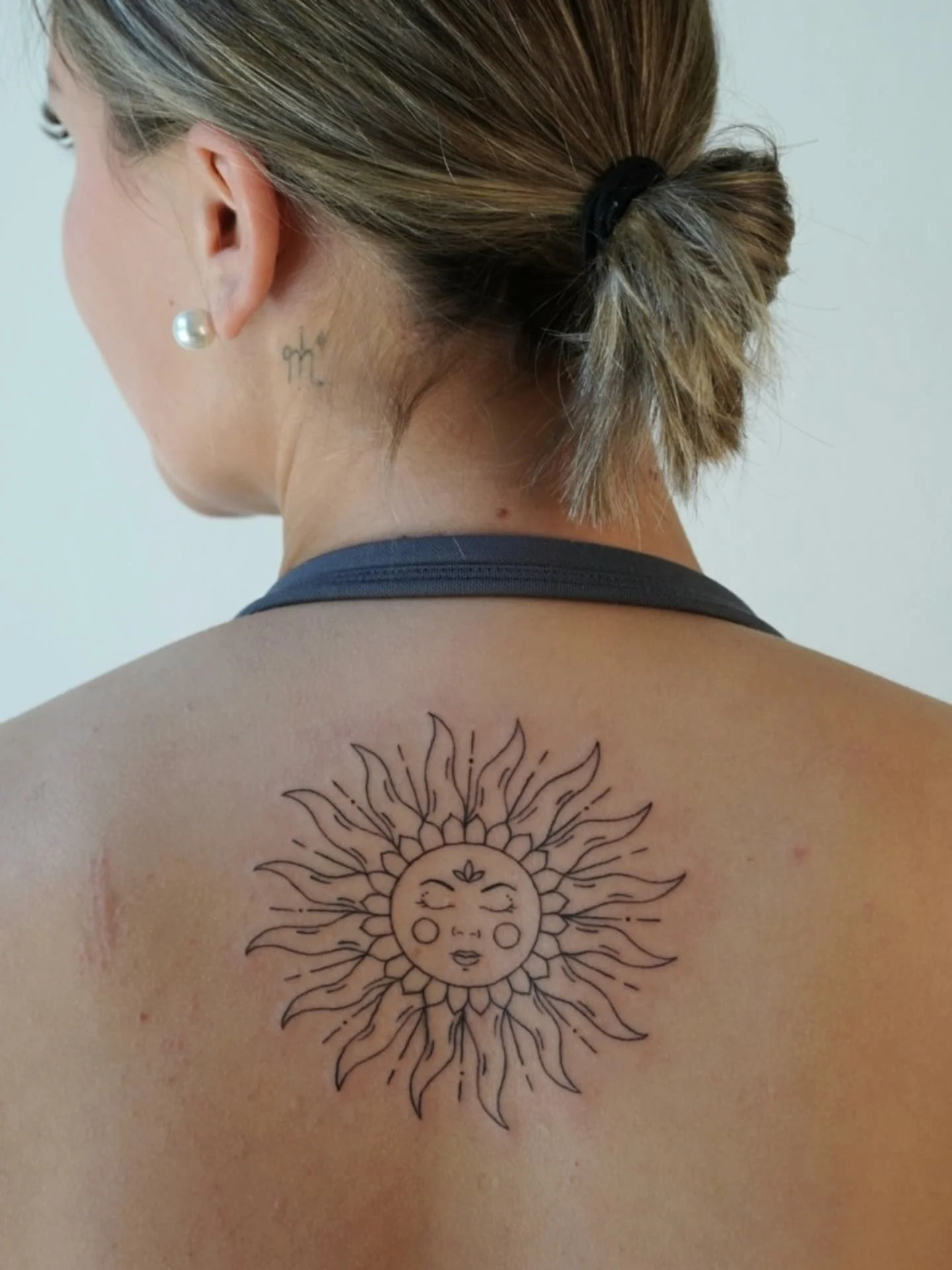 A beautiful sun for @ronja.smbg 🌞✨️

Come get tattooed by me on one of the following days! Can't wait to hear from you x 

Thu 18.09.
Fri 19.09.
Wed 24.09.
Thu 25.09. 
Wed, 01.10.
Thu, 02.10. 
Fri, 03.10. 

#tattoo #tattoos #tattooart #tattooartist 