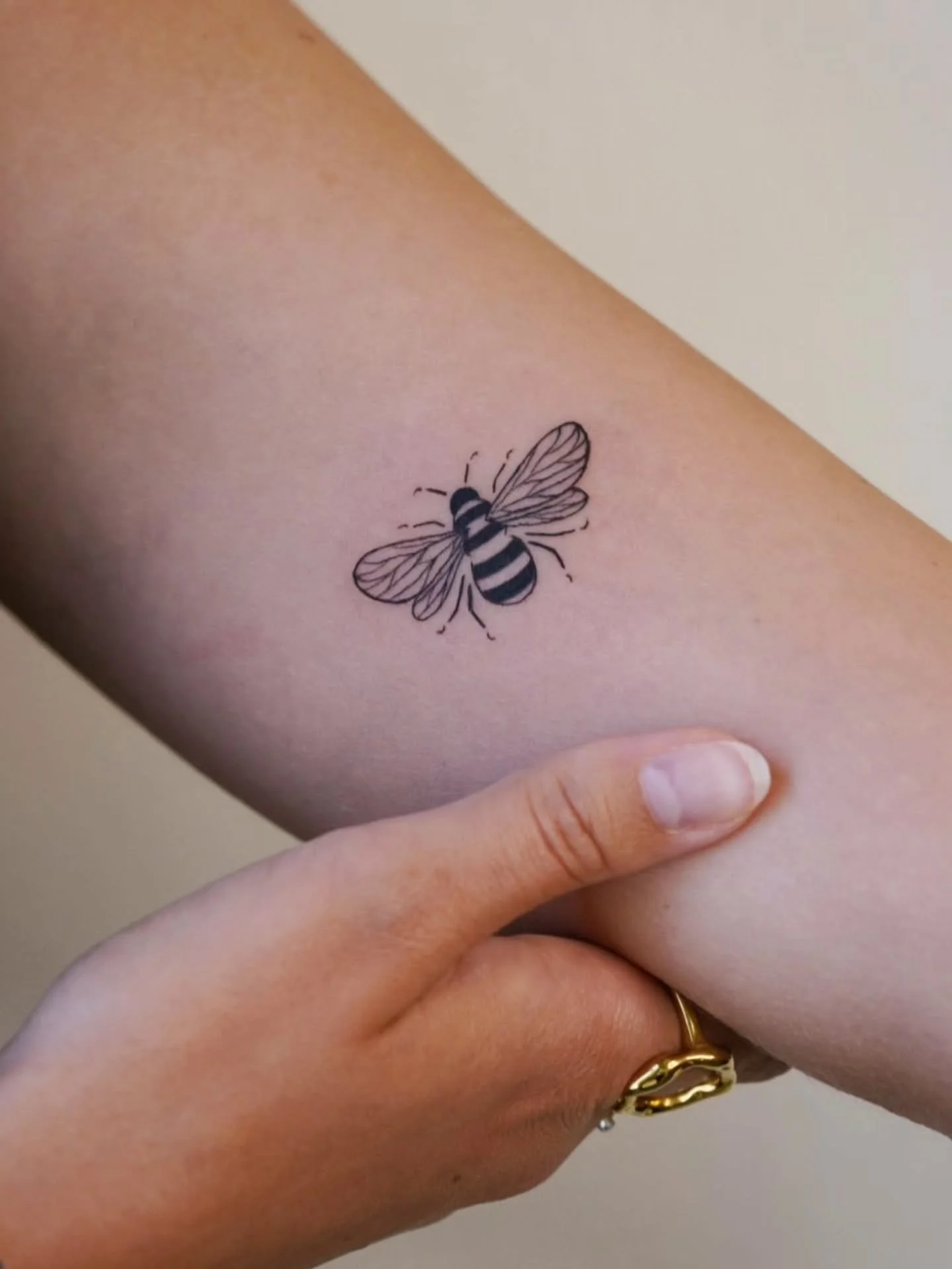 The sweetest little bee for @lou.bxchstxxnxr 
🐝✨️

My tattoo bookings are open! Send me a message to share your ideas and make an appointment for your next tattoo x 

#tattoo #tattoos #tattooaachen #aachentattoo #bee #beetattoo #tattooartist #tattoo