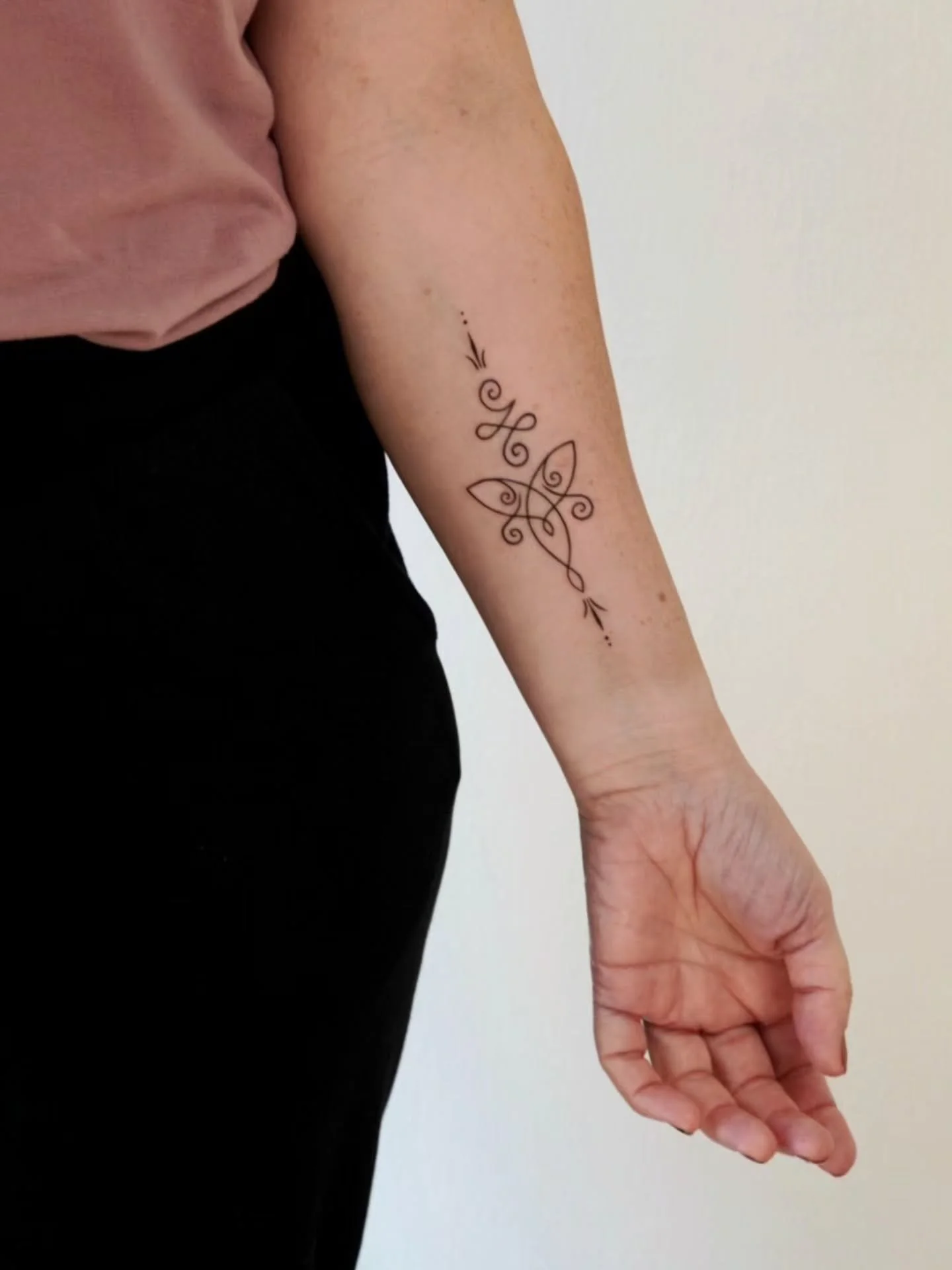 Ornaments with a personal meaning for @itzeline86 🤍 

#tattoo #tattoos #aachen #tattooaachen #aachentattoo #tattooartist