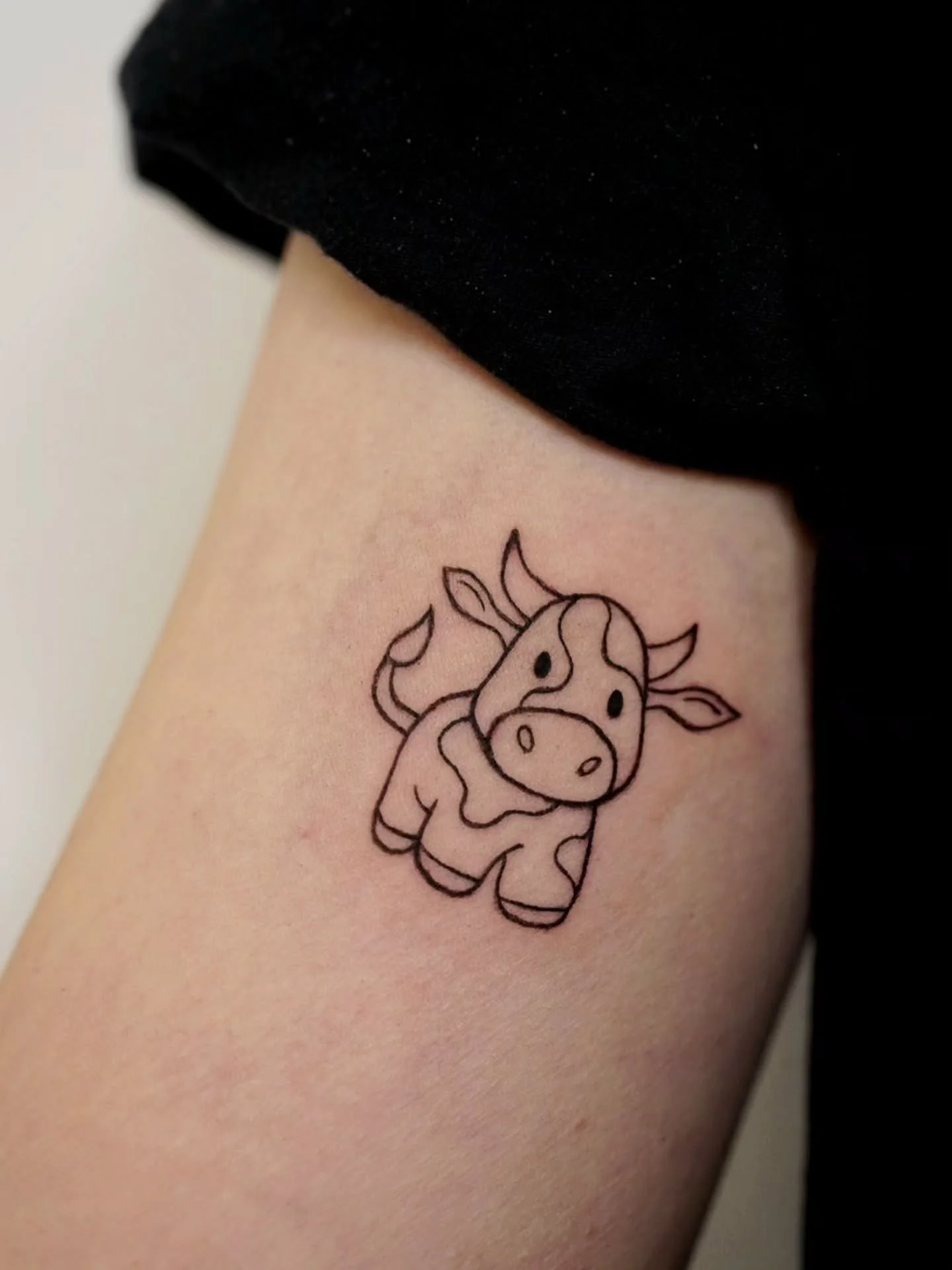 Three small tattoos for Brita 🐄 
Such a joy to be tattooing again! 

@intuitionstudio.ac
#tattoo #tattoos #tattooaachen #aachentattoo #aachen #cowtattoo #rainbowtattoo #tattooideas