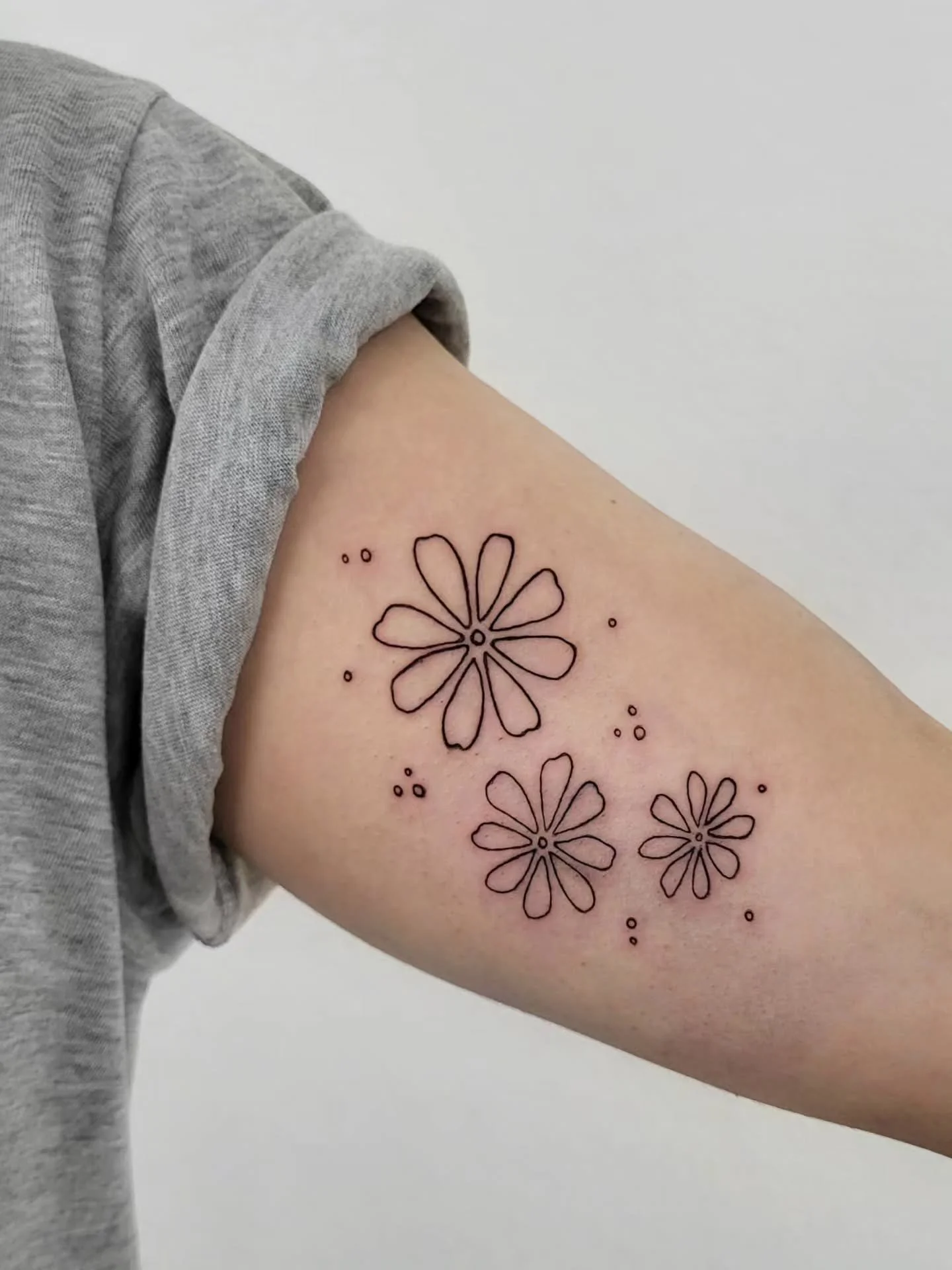 First time tattooing in my own studio space, I loved it so much! 

I got to do some beautiful flowers today.

Send me a DM to book your tattoo appointment ✨️
#tattooaachen #tattoo #tattoos