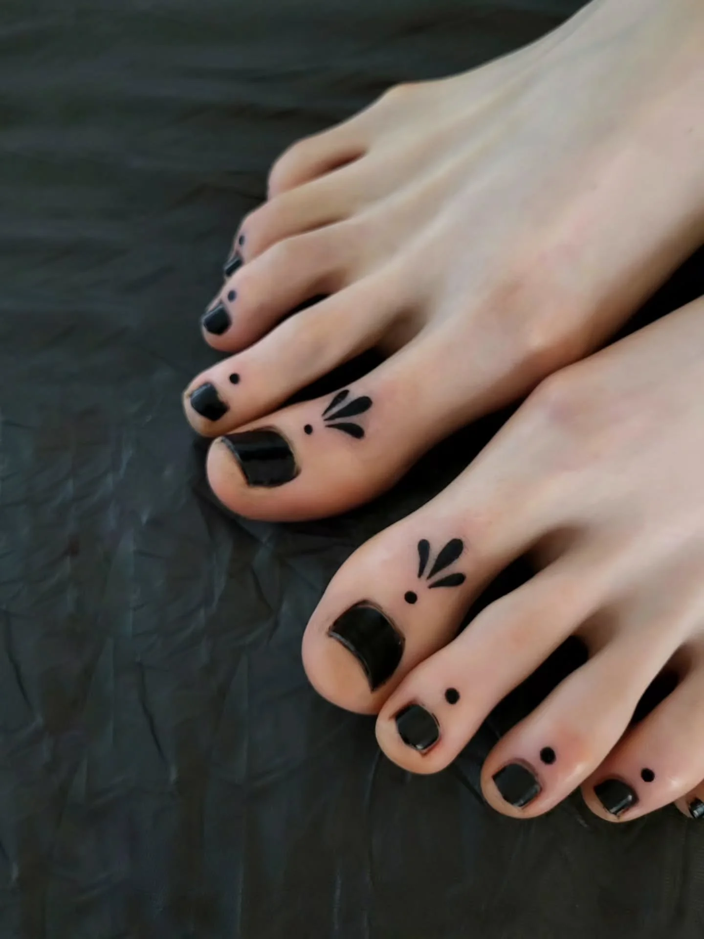 I tattooed pretty toe ornaments today ✨️ A fairly quick tattoo session and much less painful than expected! 

#tattoo #tattoos #toetattoo #aachen #aachentattoo