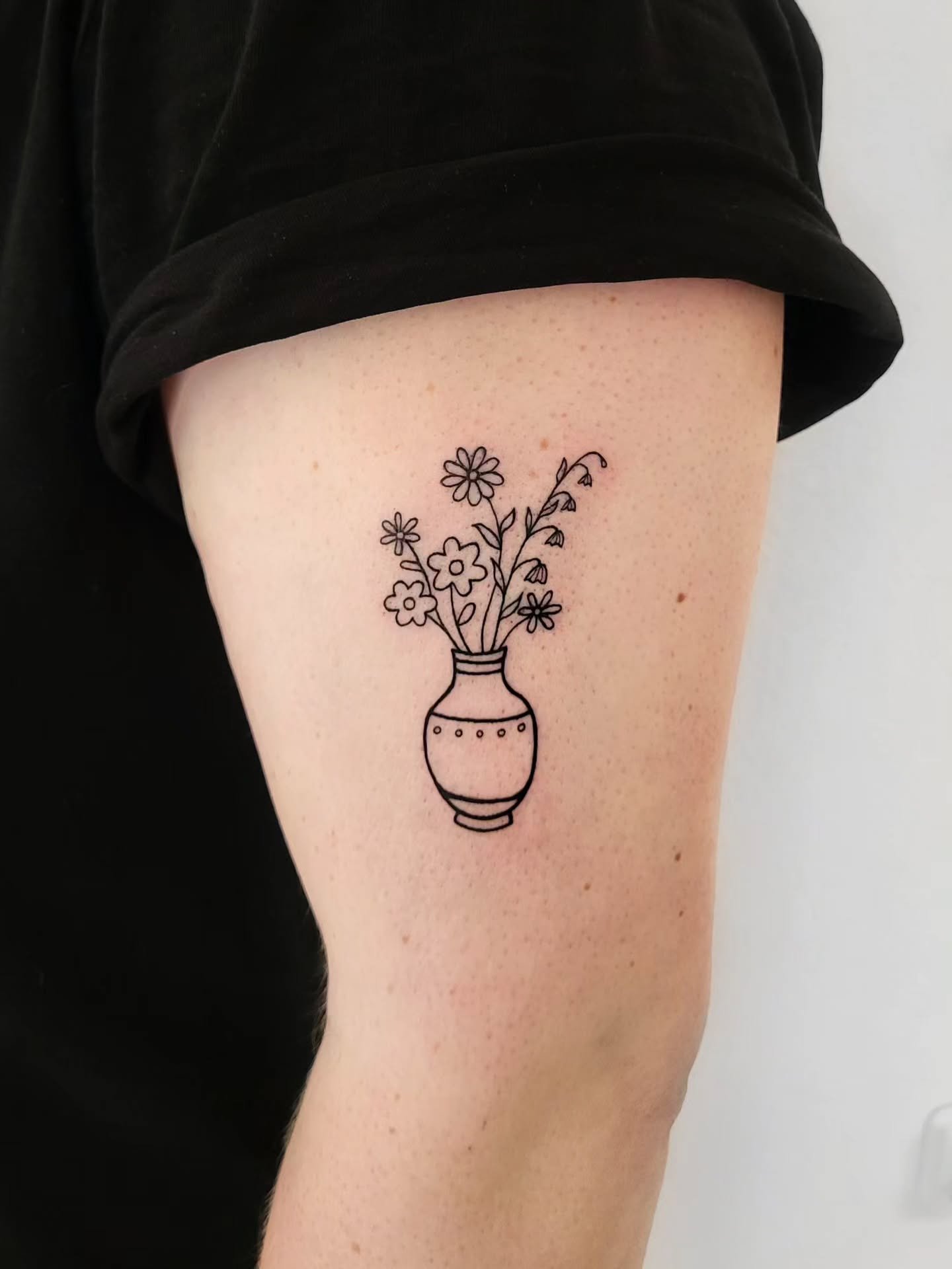 A sweet little flower vase for Ella 🌷

Swipe all the way right to see the pretty bouquet she brought me! 

@hueg.ella.ndschaft
#tattoo #tattooaachen #aachentattoo #tattooartist #flowertattoo