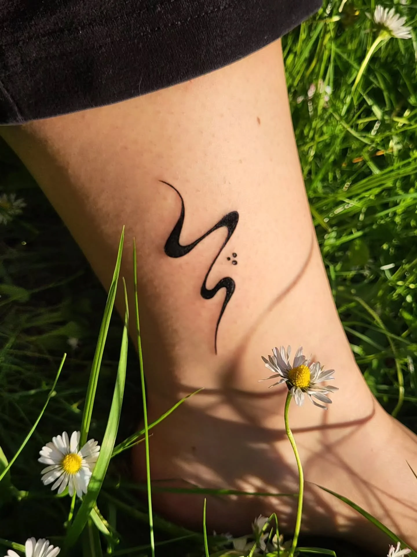 I tattooed myself for the first time today! Only while tattooing did I realise that the abstract design also looks like a flowy 'M' 🌞 

I'd love to hear what you think! 

#tattooartist #tattoodesıgn #aachentattoo #tattooaachen #aachen