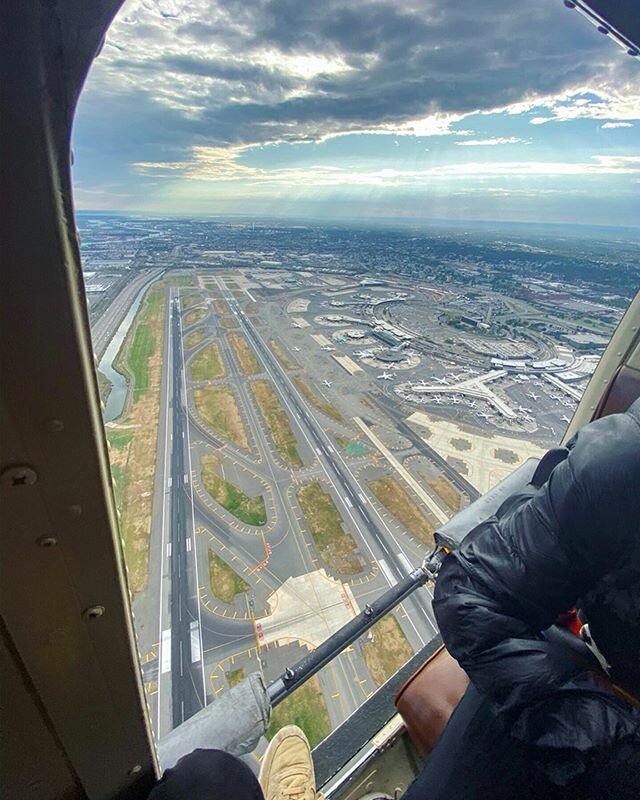 Tagging along for an open-door aerial photo shoot over JFK and EWR was easily one of the coolest things I&rsquo;ve ever done. Thanks to @jfkjetsofficial @diecastryan @speedbirduk and @newyork_spotter for having me along last month as I shot for @thep