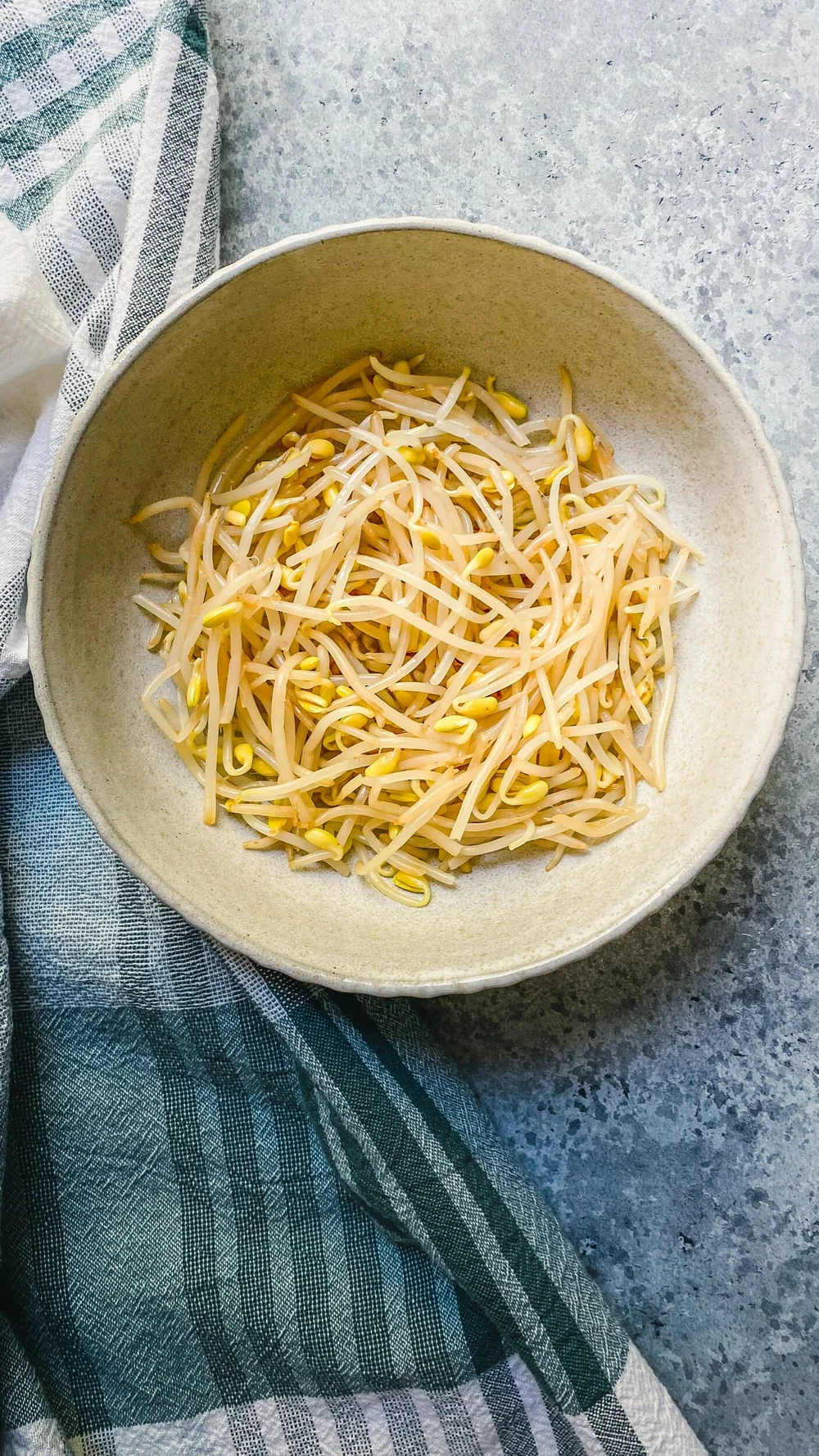 Separate the bean sprouts to 2 bowls - 1 for classic and 1 for spicy.
