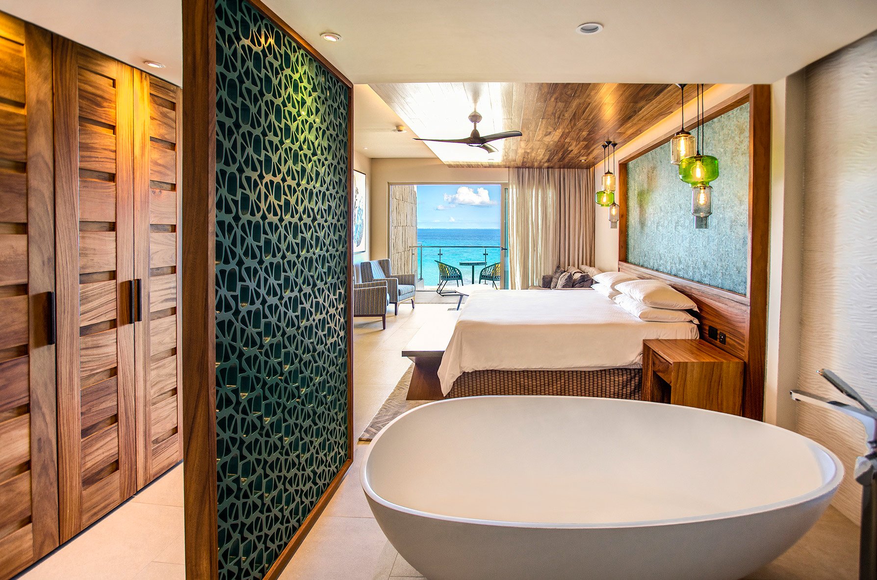 King Suite bathtub_Ocean View.jpg