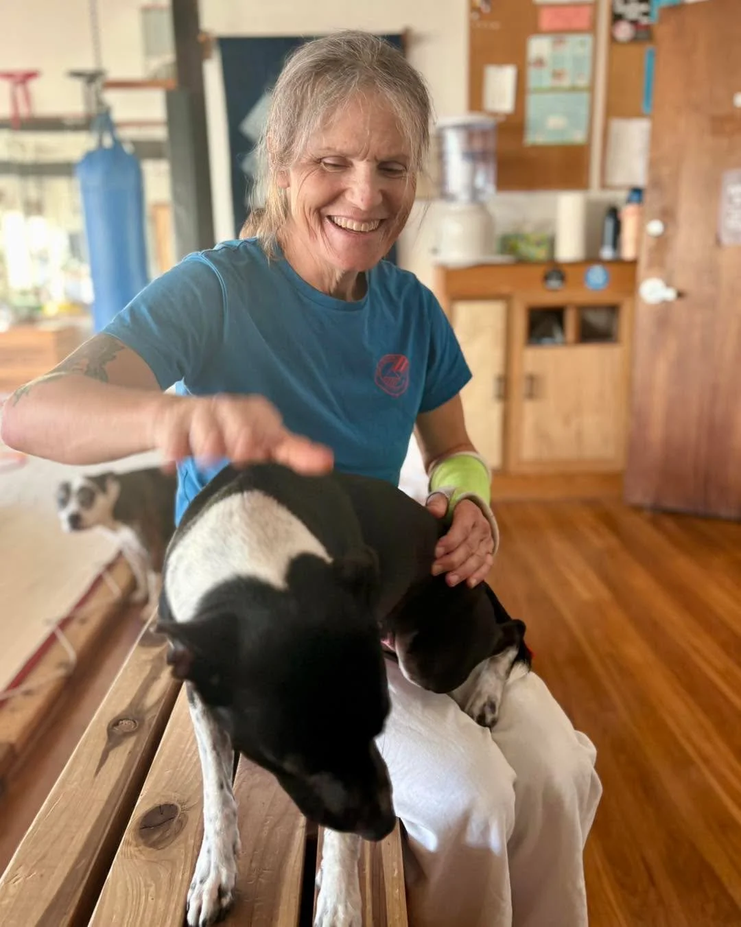 Master Rachael Evans (she/her), is the founder and chief instructor at Quantum Martial Arts, with over 40 years of martial arts experience. A sixth-degree black belt, she teaches a unique style of her own creation that blends Tae Kwon Do, Wing Chun,