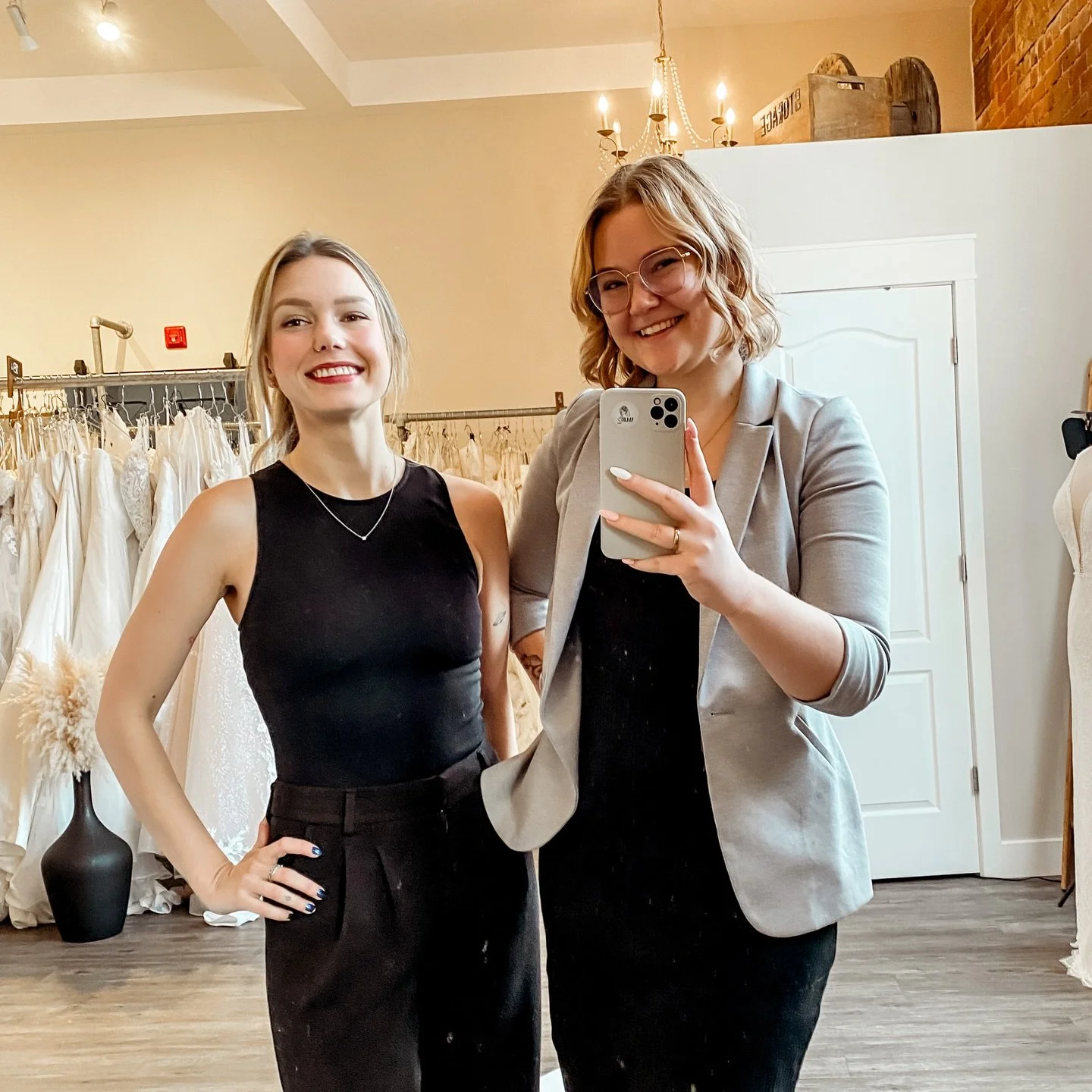 Happy first selfie Saturday of 2026! We have a packed day of appointments ahead of us and we can&rsquo;t wait to start the year off with a bang! 

#bridaldress #weddingdresses #offtherack #YOW #weddingdress