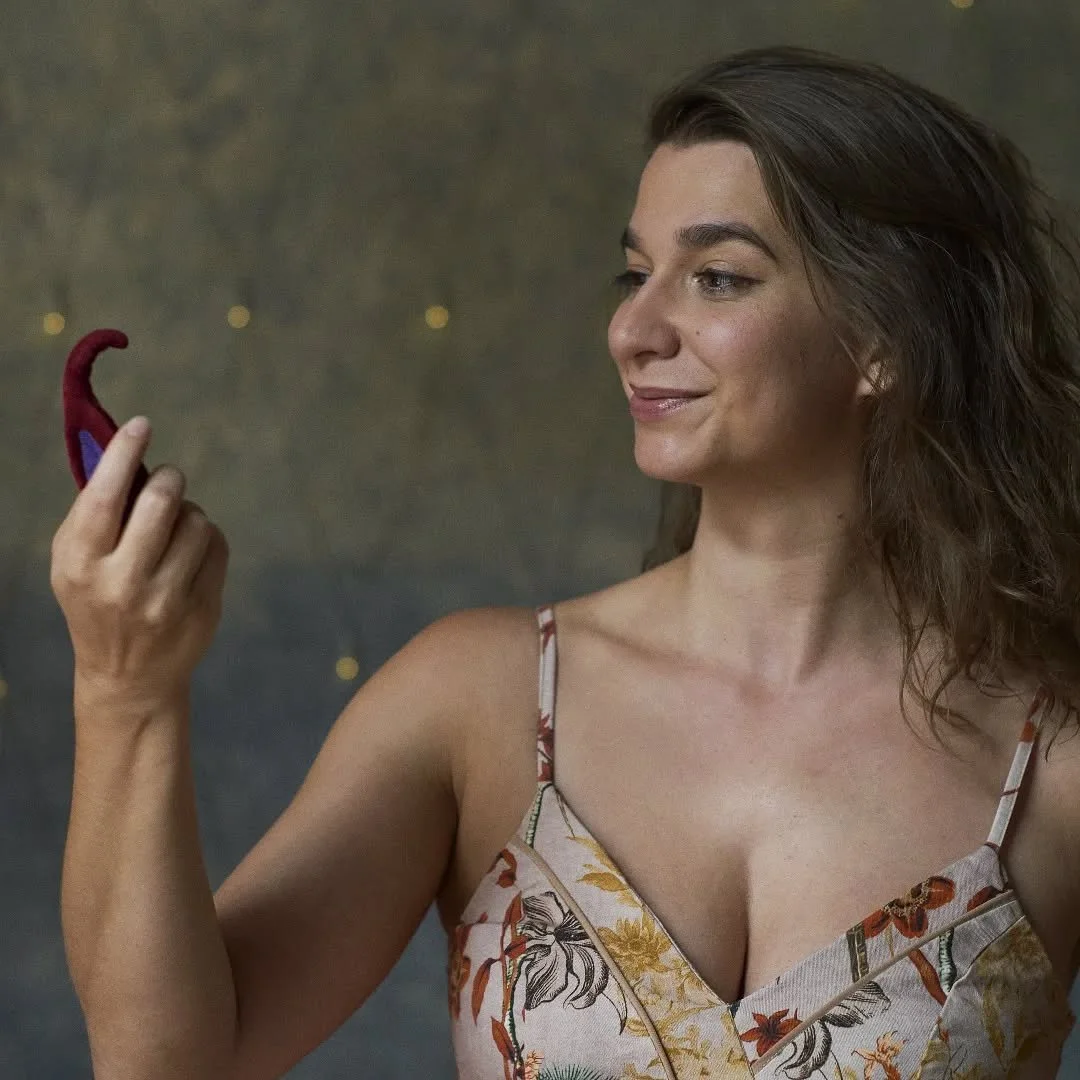 🔮 Von 0 bis 100 Prozent: Wie gut kennst du die Klitoris? 🪄

🍯Die Klitoris - nicht nur eine &ldquo;Perle&rdquo;, &ldquo;Knubbel&rdquo; oder &ldquo;erbsengro&szlig;&rdquo;. Sondern ein circa elf Zentimeter langes Organ mit Schwellk&ouml;rpern und Sc