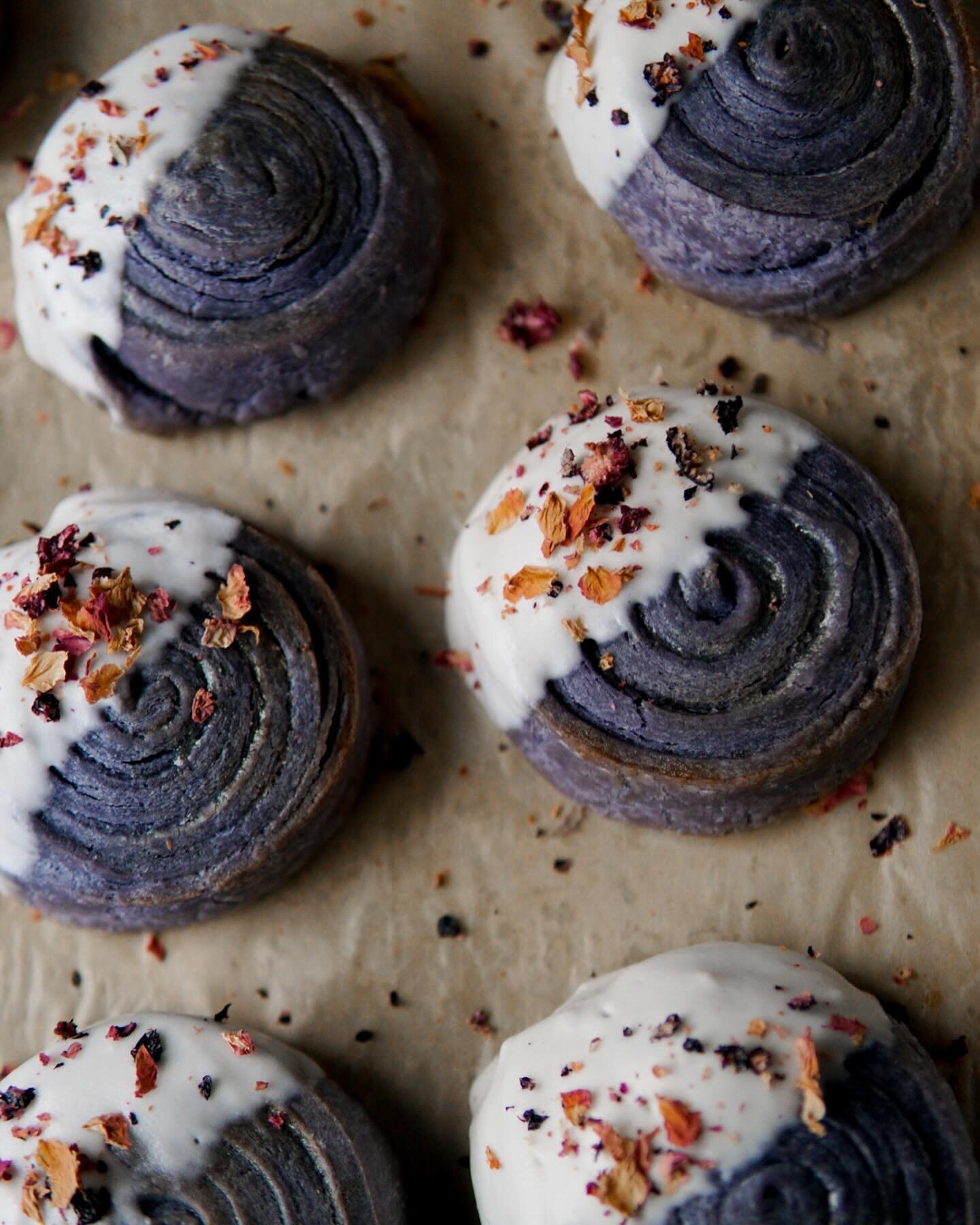 Spirals in nature (hey, Fibonacci), nature&rsquo;s pattern for the continual growth and evolution of everything. Spirals in our kitchen, a delightful ode to our own growth, and yours. 🌀

Butterfly pea spiral croissants dipped in coconut cream icing 