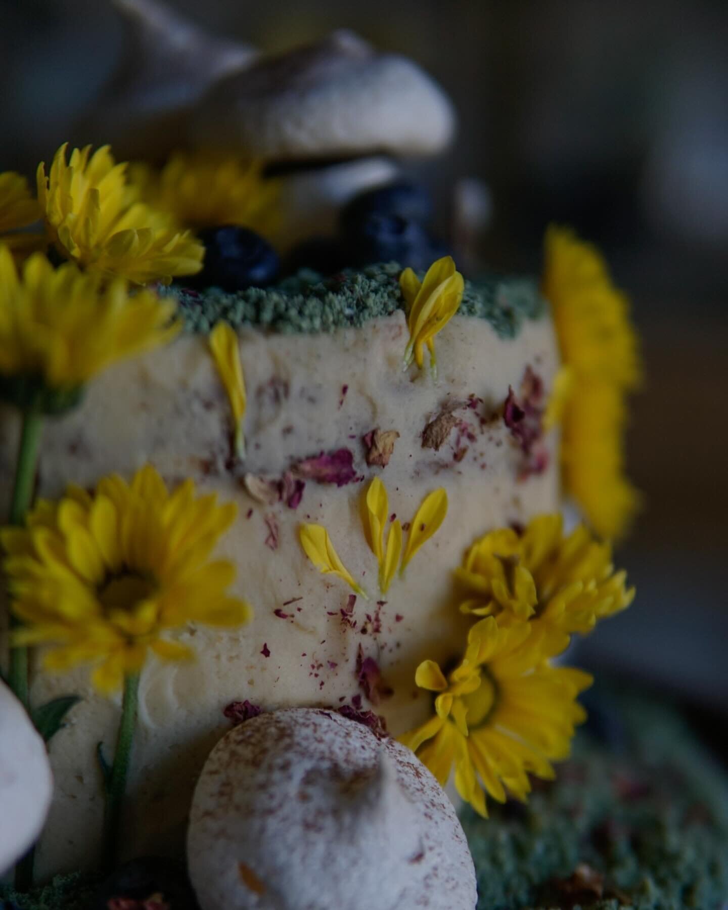 Another custom woodland cake, but no two ever the same. Always as unique as you are 🫶🏻

A gluten free earl grey cake + berry filling + buttercream. Edible moss + meringue shrooms + florals for flair. 

Almost too pretty to eat, but too finger-licki