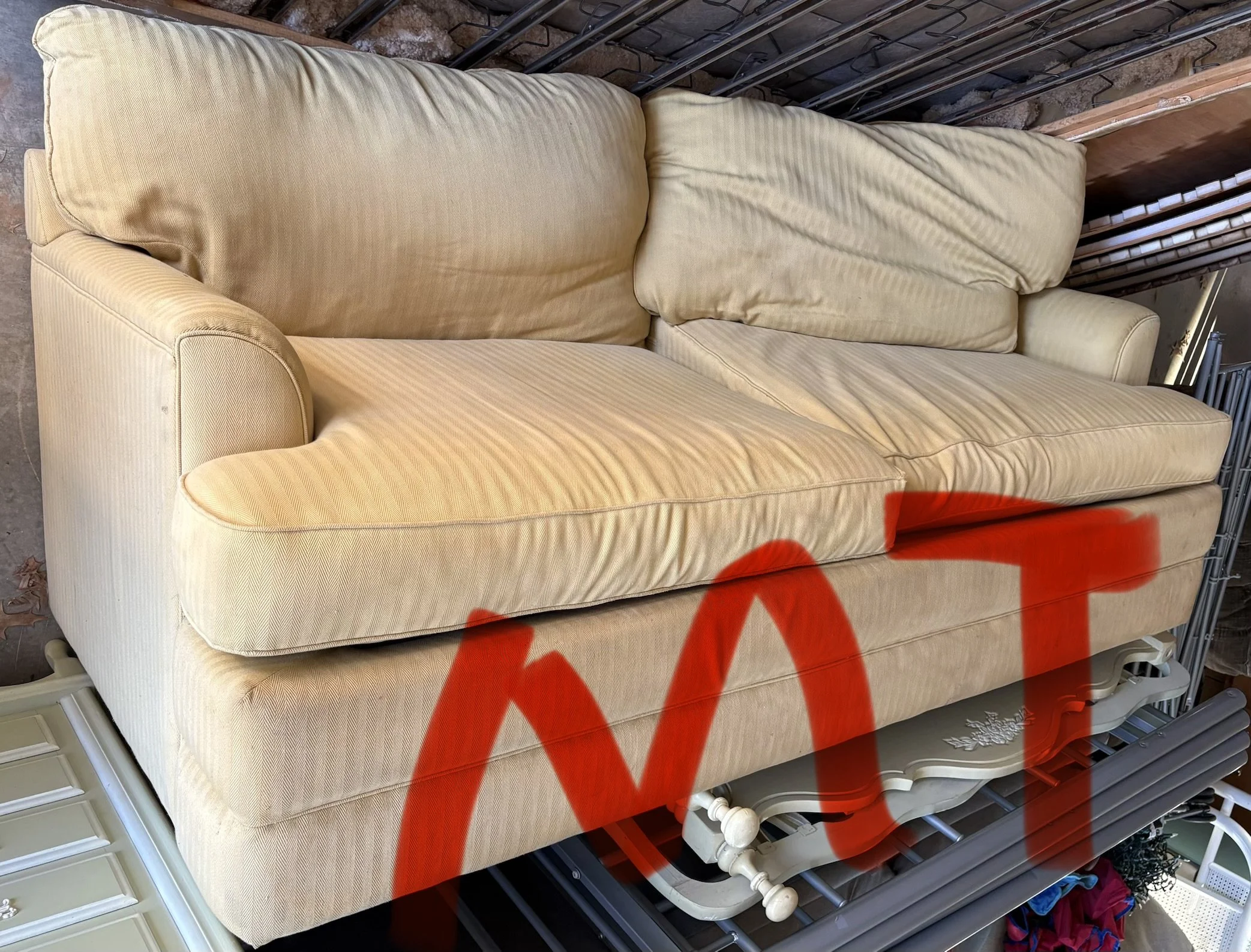Lot MT - yellow couch