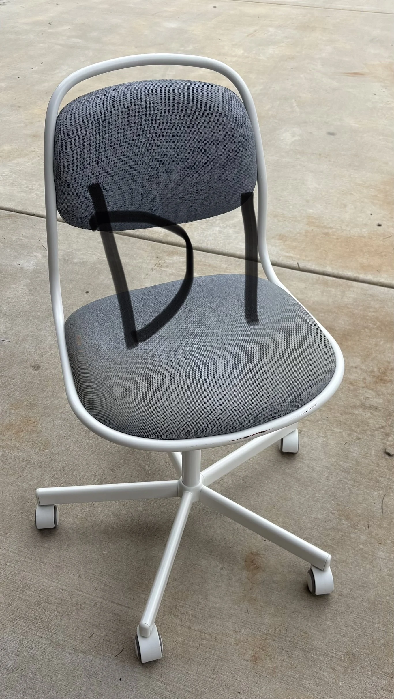Lot D1 white chair rolly