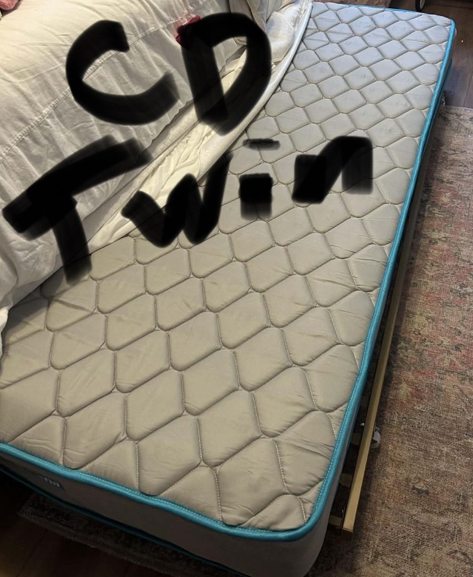 Lot CD twin mattress