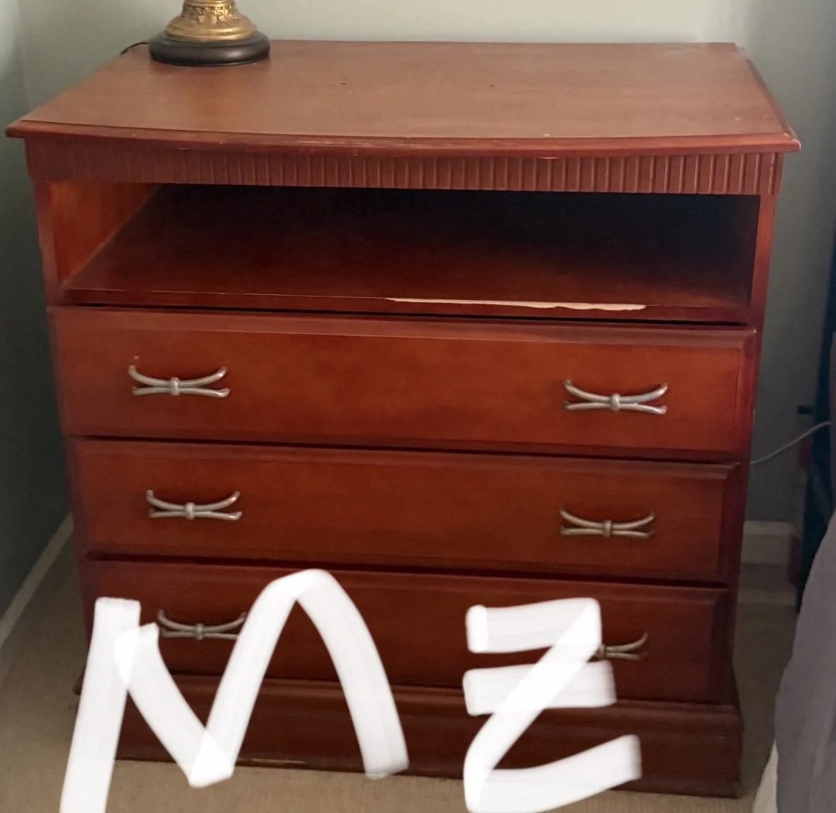 Lot MZ - Dresser