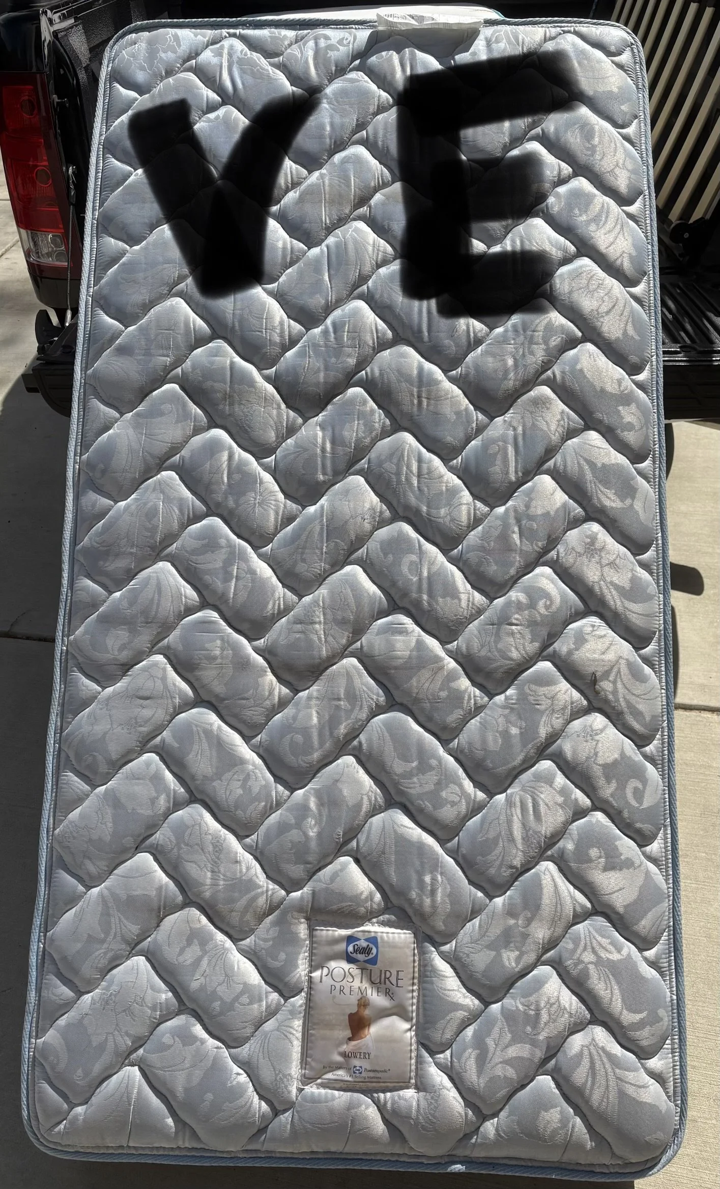 Lot VE twin mattress