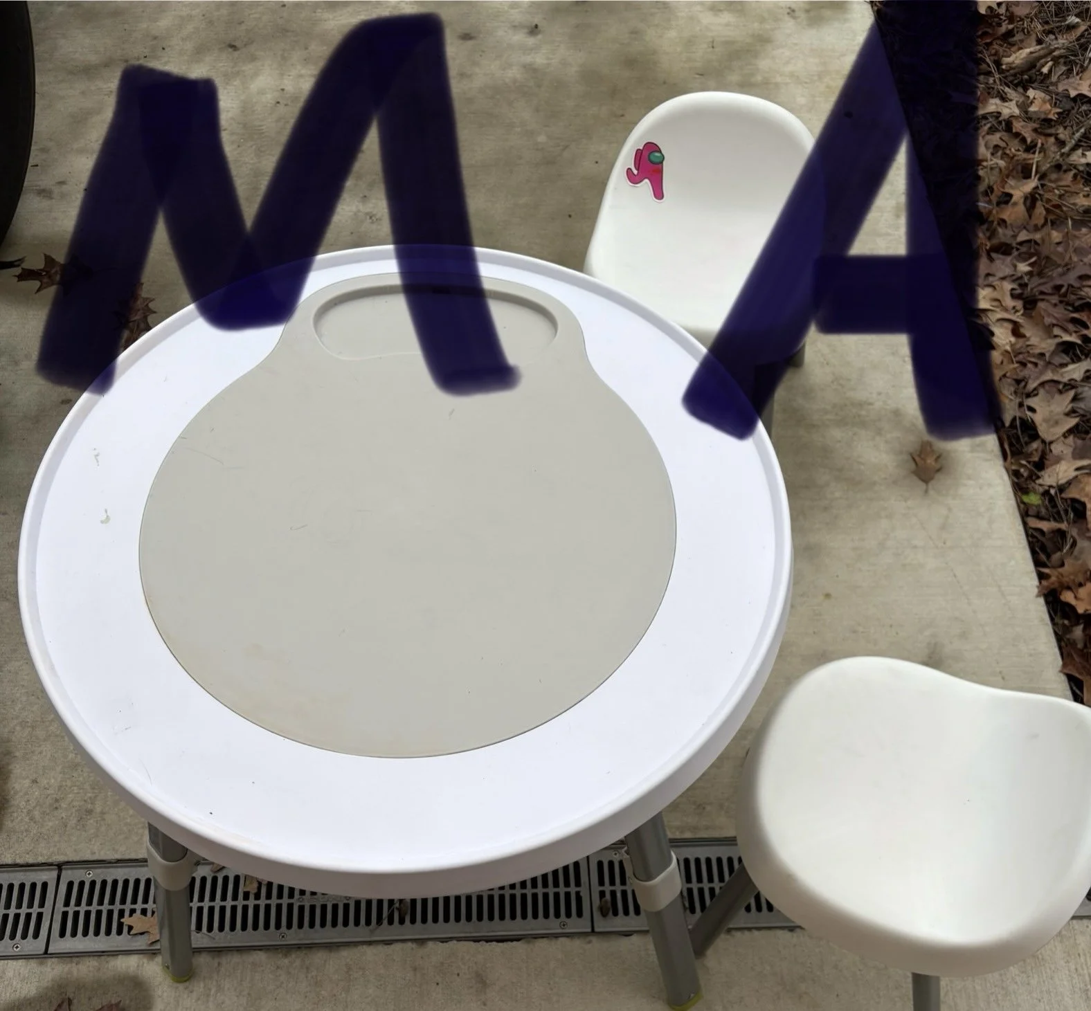 Lot MA - kids play table and chairs