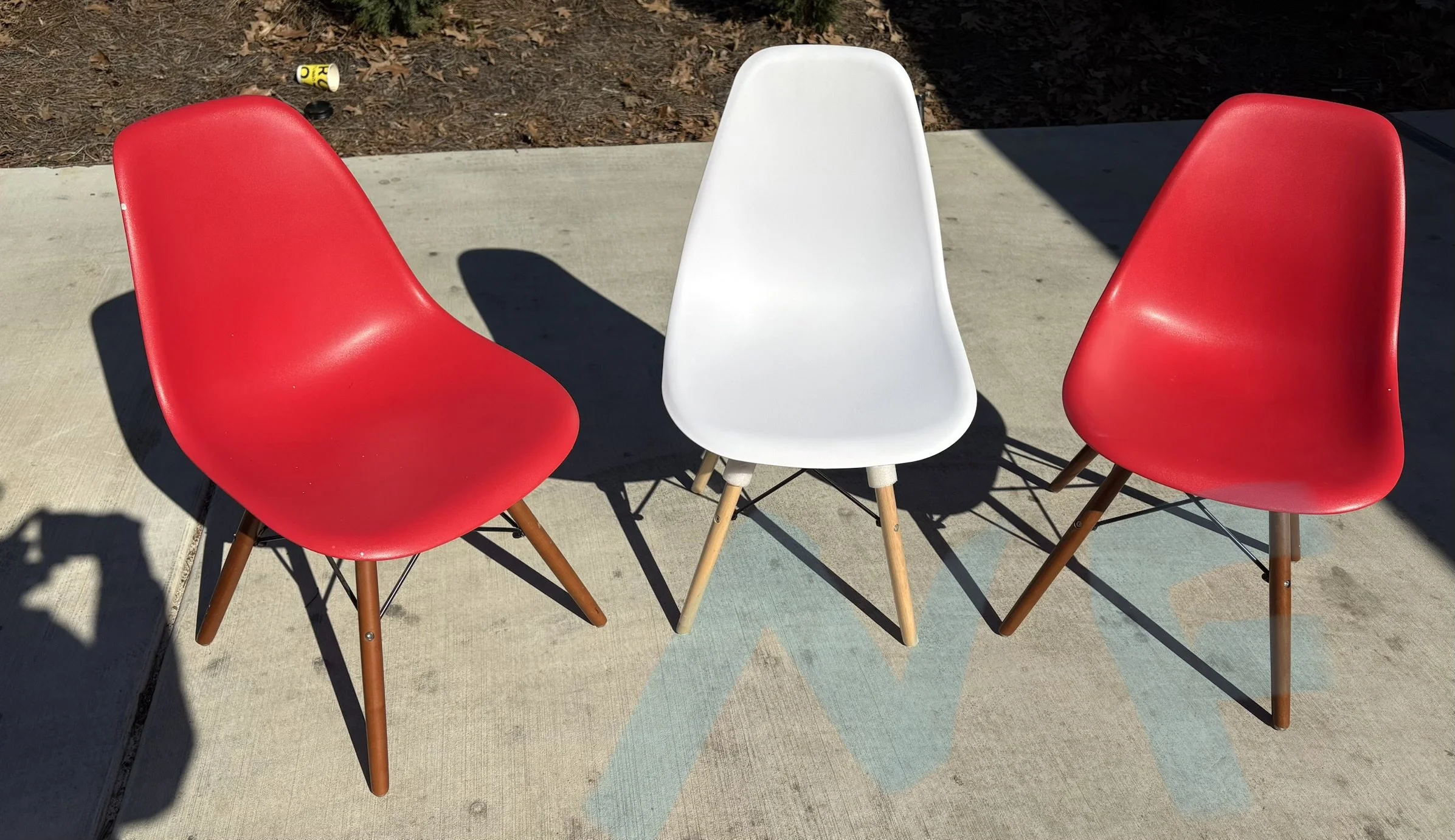 Lot NF 3 plastic chairs
