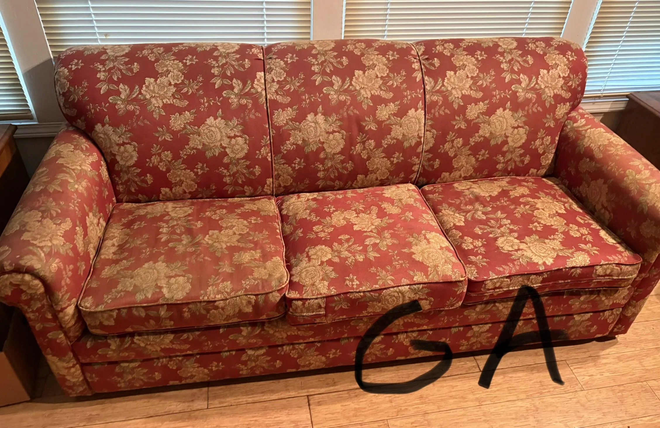 Lot GA floral couch