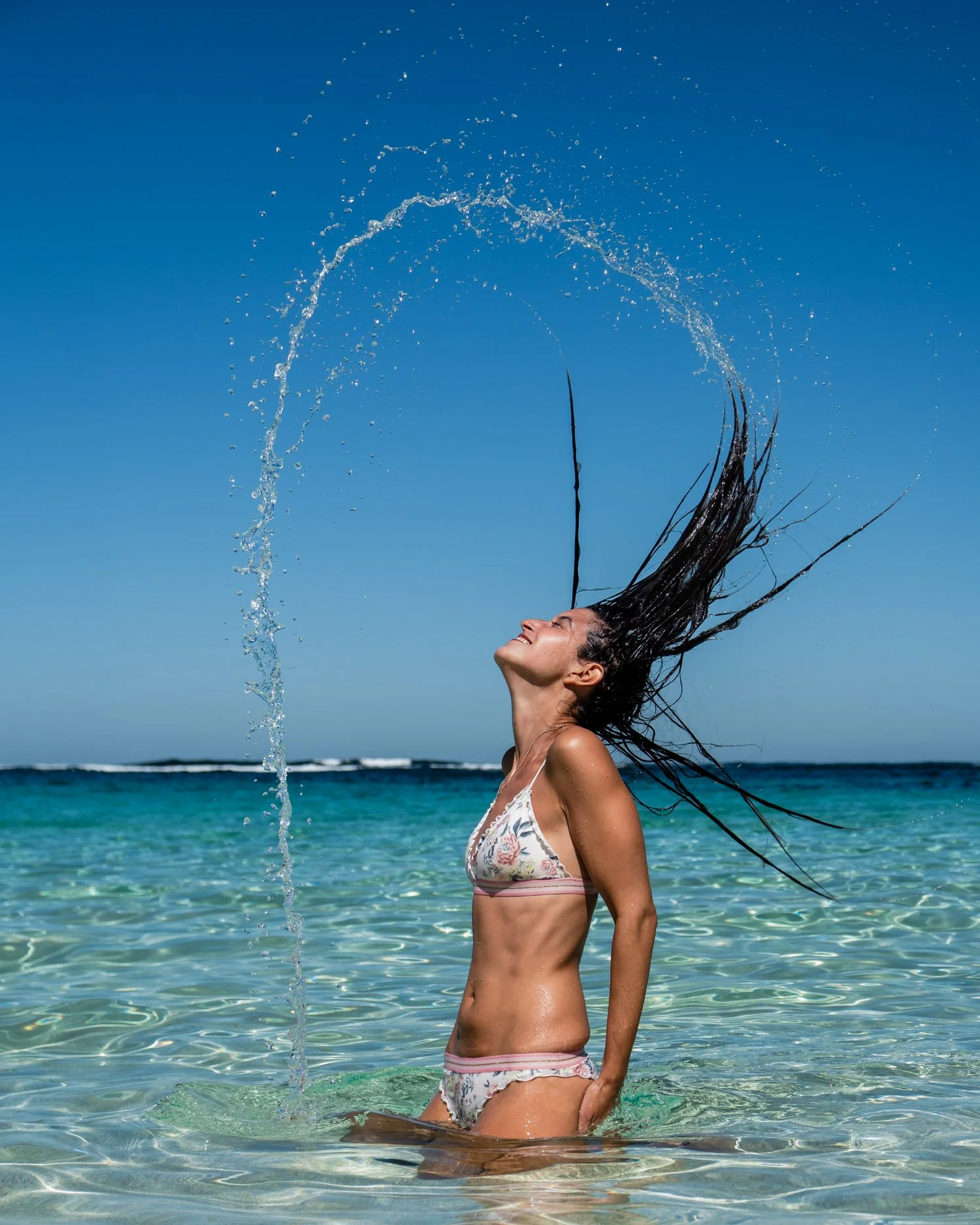 Splashing water from long hair in a curve