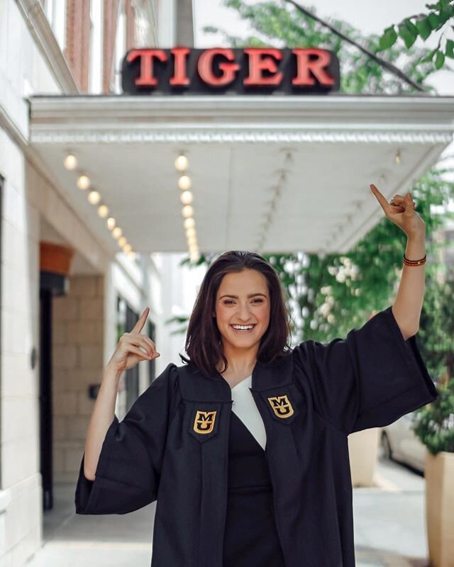 hands up if it&rsquo;s graduation weekend + you still don&rsquo;t know what you&rsquo;re doing with your life!🙋🏻&zwj;♀️🕺🏽
*this bout to get real deep for two seconds* 
to whoever needs to read this: it&rsquo;s okay if you don&rsquo;t know where y
