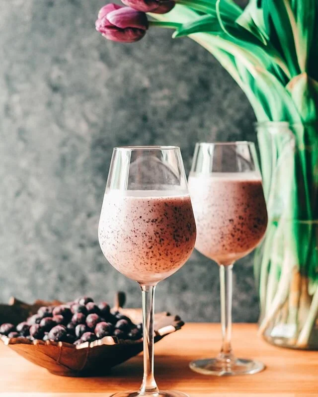 I always go back to loving smoothies for my break fast meal as the weather gets warmer... and YES... I like to feel fancy by having it in a wine glass!! Try it you&rsquo;ll like it!!! ⁣
⁣
Here is the recipe for this health, nutrient packed deliciousn