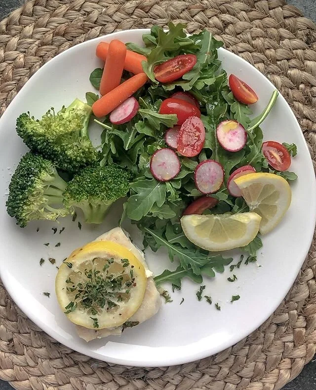 Nothing like eating fresh, wholesome food (with a nice glass of wine 😉🍷) that you grew yourself!! I feel so accomplished 🙋&zwj;♀️⁣
⁣
Honestly, when it comes to fitness and nutrition, If you are wanting to make some healthy changes just START SIMPL