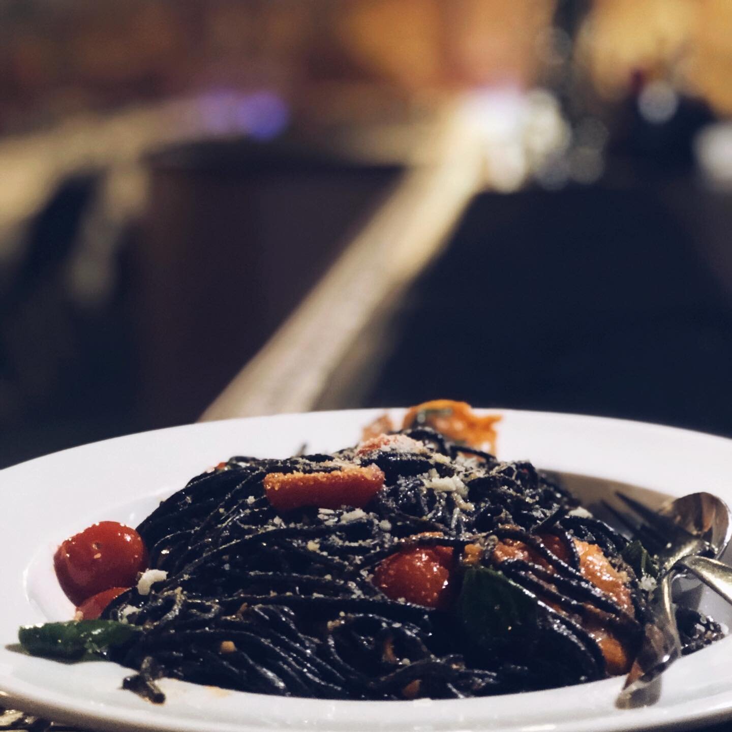 Stasera la specialit&agrave; &egrave; ... Squid ink pasta w prawns, garlic roasted cherry tomatoes, basil and chilli 🍝 -
-
-
#speciale #authenticitalian #dinewithus #italianfood #pastalife