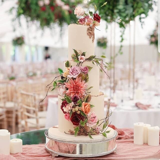 Irish wedding industry is so rich with amazing talent. @cupcakesandcounting are magicians of the cake world. Just look at this stunning piece of art from Kristin and Ciarans wedding in @castleleslie ❤
.
.
Photo by @cupcakesandcounting, floral design 