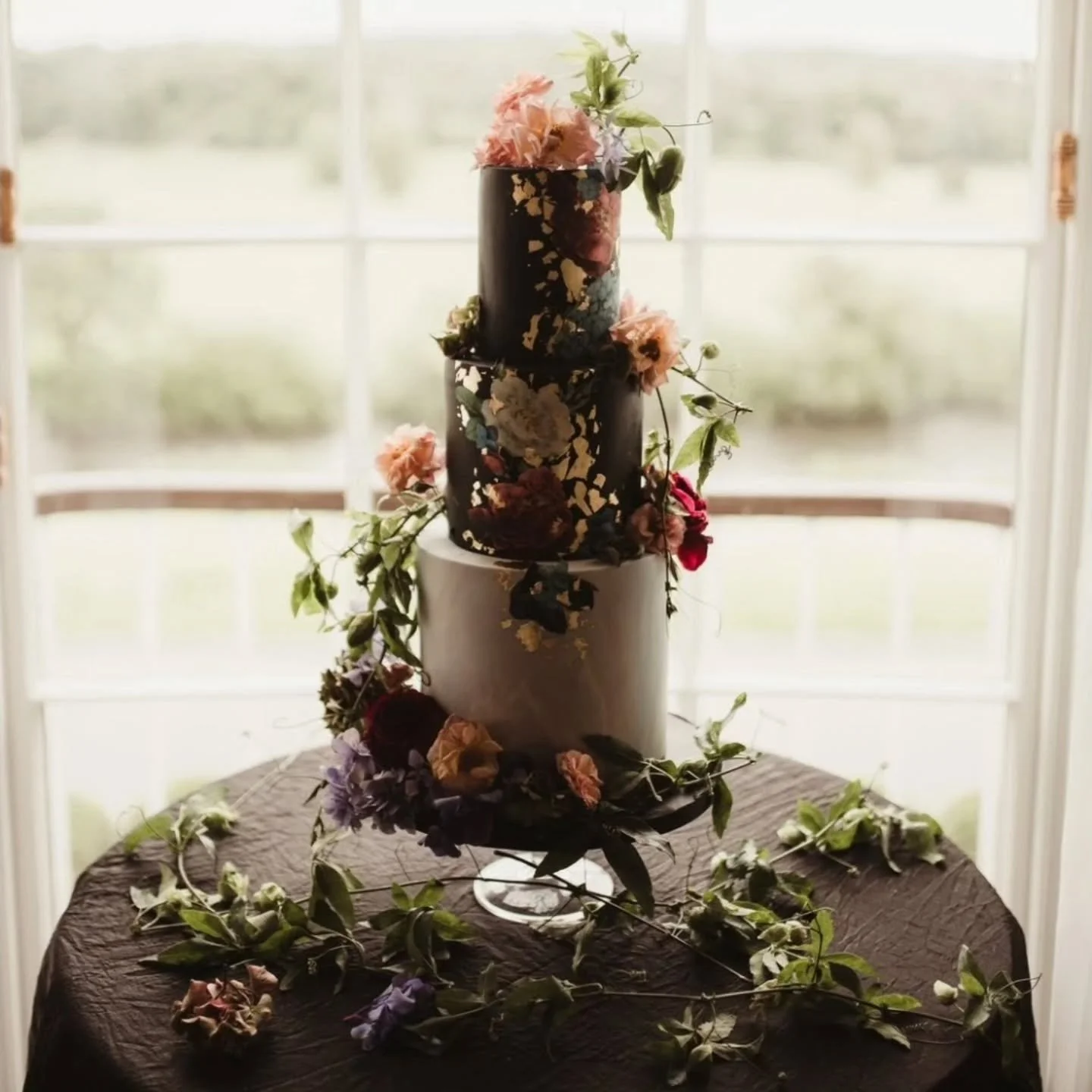 Styling this beauty was immensely enjoyable ❤️

Photo @tomasz_kornas 
Cake @thecakecuppery 

#irishweddingstylist #irishwedding #mountjulietwedding
