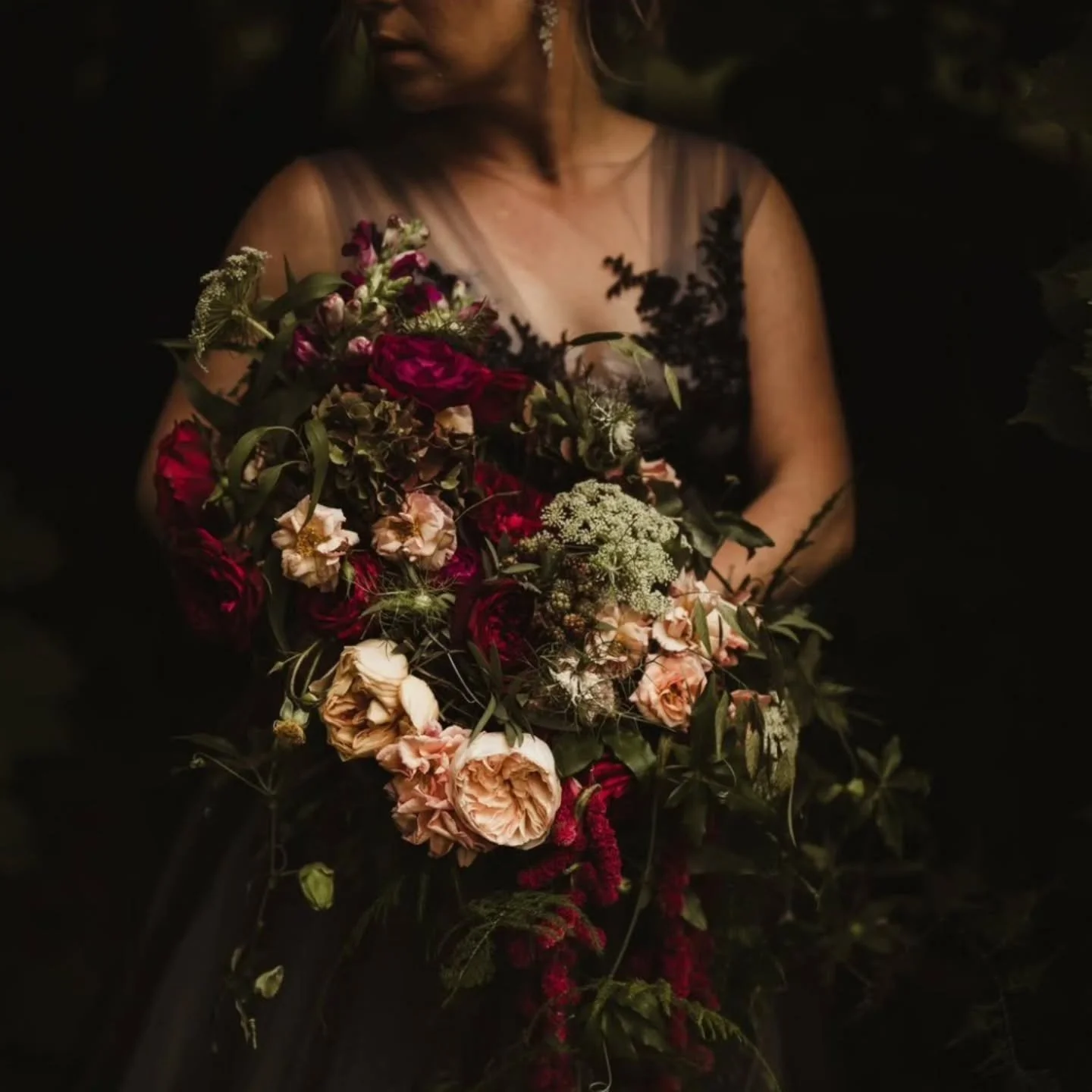 Always love a bit of drama ❤️

Photo @tomasz_kornas 

#irishweddingflorist #weddingflowersireland #bridalbouquet #oversizedbouquet