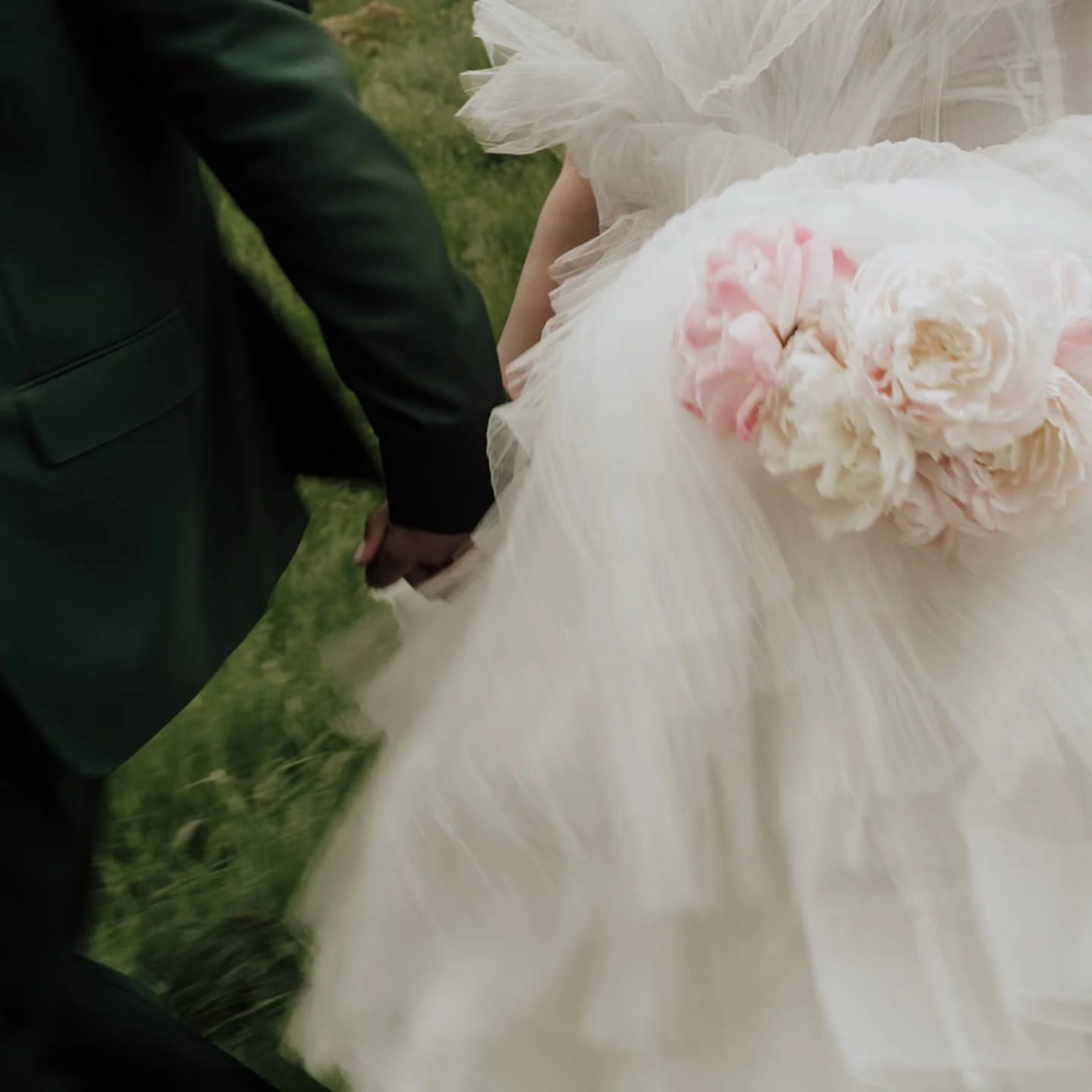 Peonies as fluffy as the dress, it was the perfect match.

Photo @cinematictide