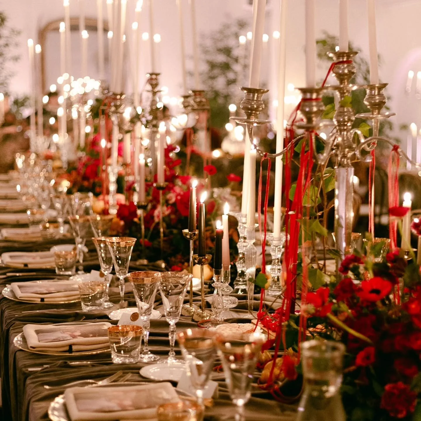 No detail here was accidental. For their welcome dinner, Alicia and Brad created a space that felt like walking into a Dutch still life brought to life. Petals unfurling, fruit glowing, light pooling in quiet corners.

Photography @kerryjeannephoto
V