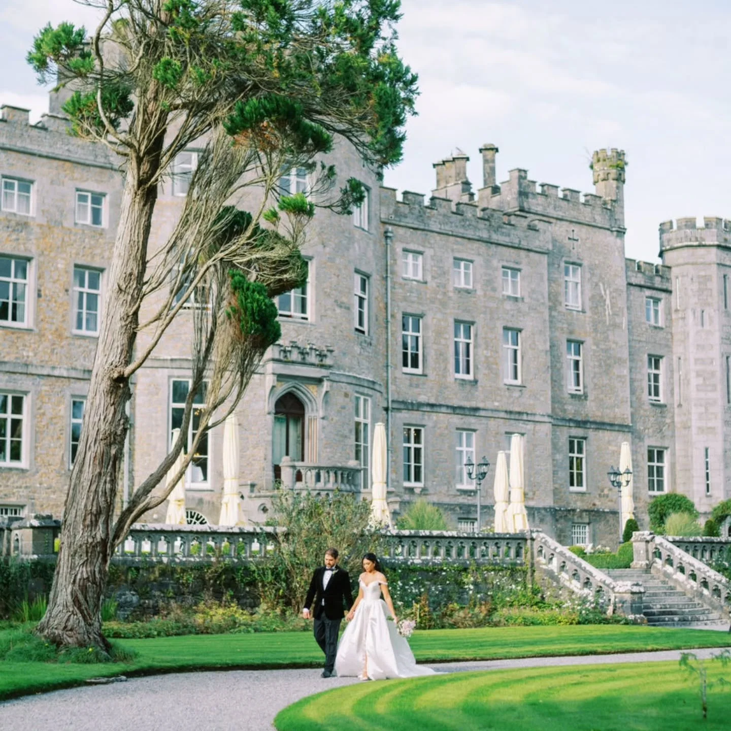 Why is Ireland the best destination for a wedding? Because you can have your very own castle for the entire weekend 🖤

Photo @studiolordan 
Venue @markreecastlesligo 

#IrelandWedding #DestinationWeddingIreland #IrishCastleWedding #WeddingInIreland