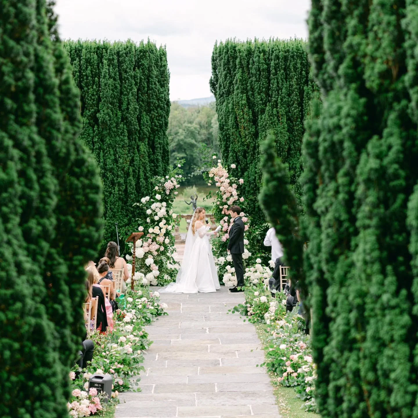 A ceremony that felt like stepping into a dream 🖤

Photos @peter_carvill
Venue @gloster_house 
Planning, design and florals @kristinehayesweddings