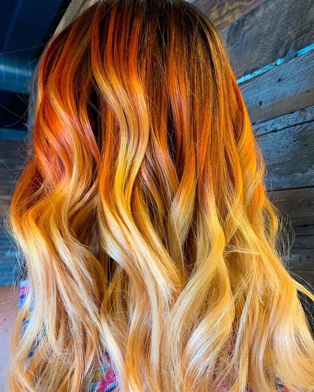 This hair is on fire 🔥 .
.
.
#fantasyhair #fantasyhaircolor #meltedhair #blondmeschwarzkopf #revlon #revlonprofessional #moroccanoil #wellahair #behindthechair #modernsalon #balayagehair #fantasyhaircolor #fantasyhaircolor