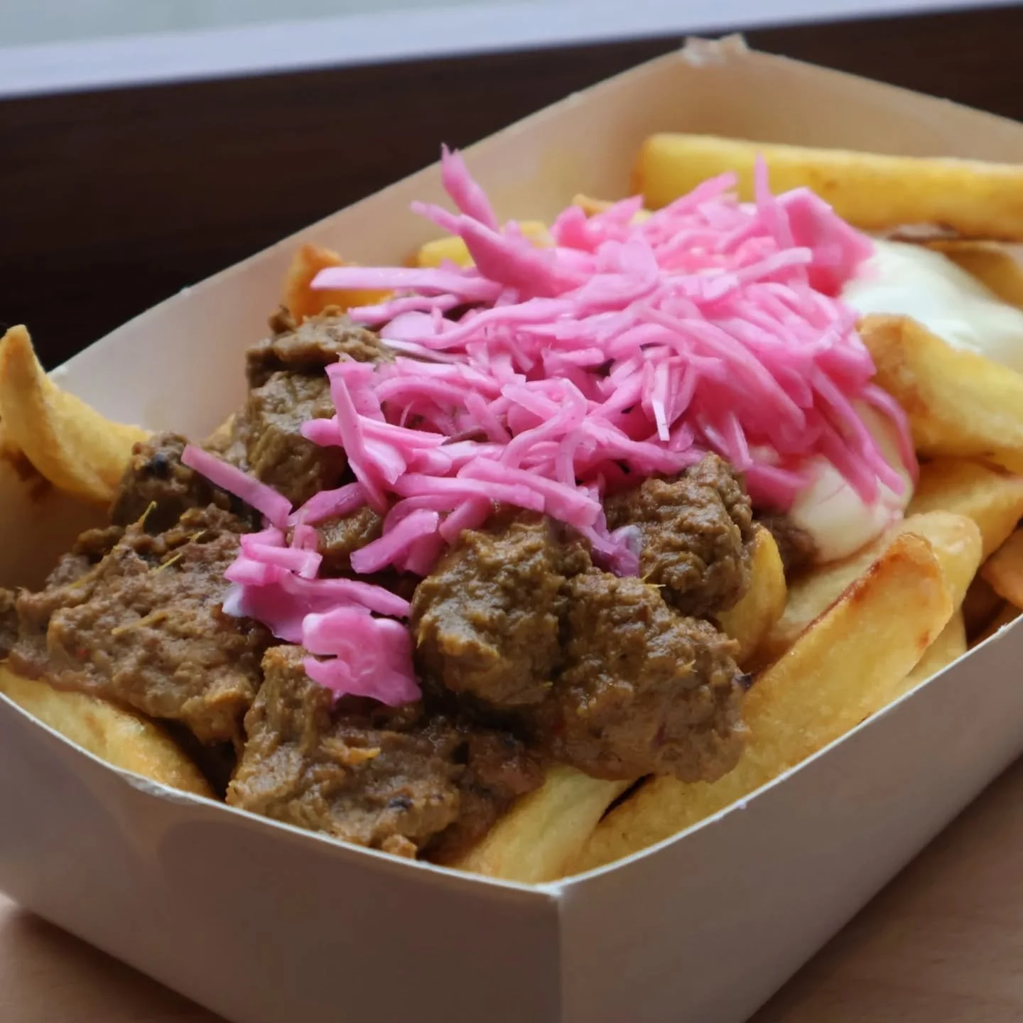Gisteren weer heerlijke Rendang gemaakt in de Friet van Riet keuken. Heerlijk mals vlees gestoofd in verse kruiden. Super lekker op een frietje met wat mayo en huisgemaakte Atjar van rode kool.👨&zwj;🍳❤️