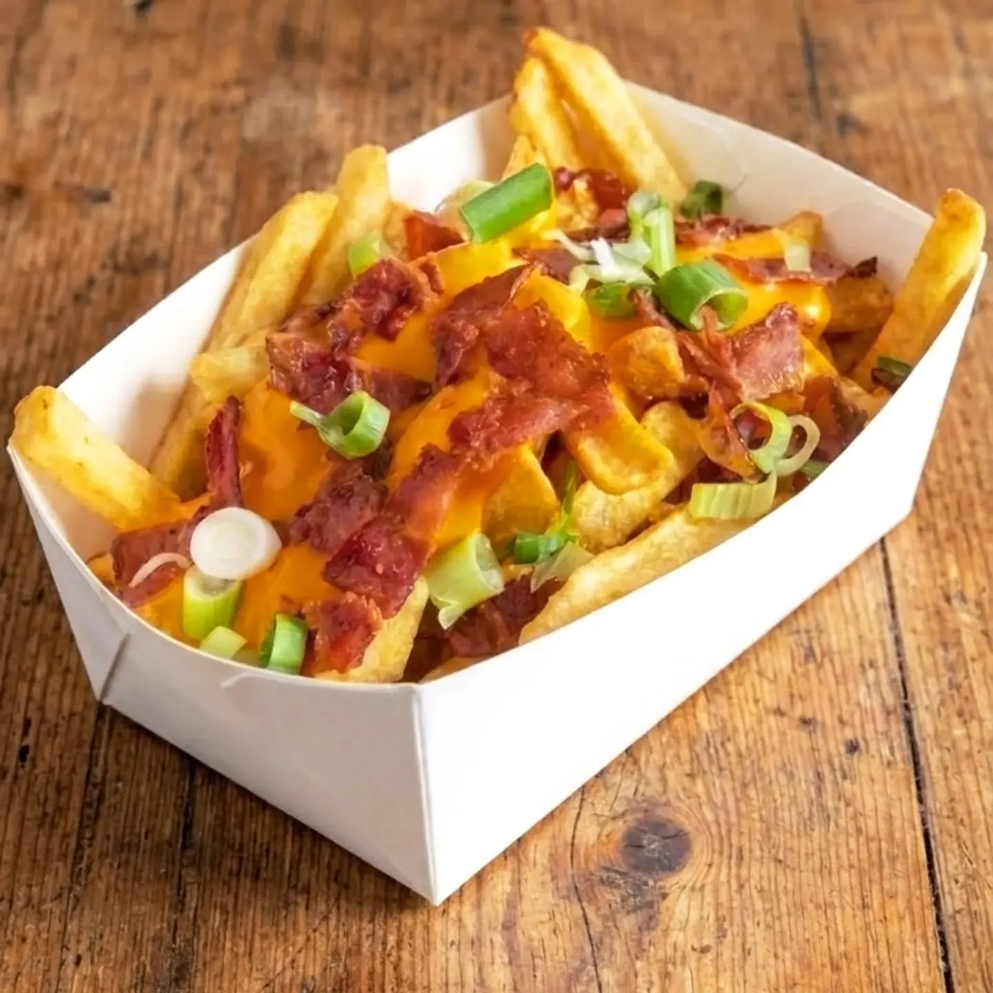 📢Say cheese! Yes we hebben een nieuw frietje op het menu: Het Spicy Bacon Cheese Frietje. Heerlijk op deze herfstdagen.

Verse friet met snippers streaky bacon, Ierse cheddarsaus, pittige mayo en tot slot afgetopt met lente-uitjes. 🇮🇪🧀🥓🌶️

#fri