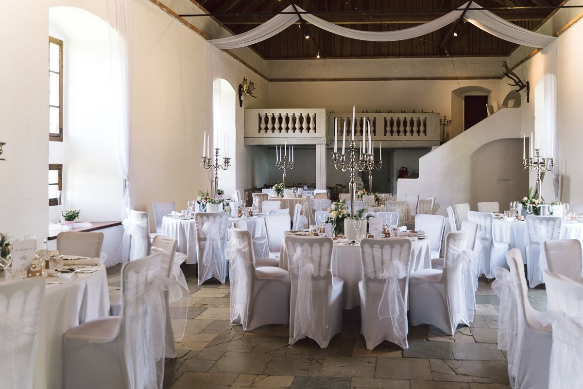  Der Festsaal von Schloss Altenhof ist wunderschön und bietet genügend Platz für eine rauschende Hochzeitsfeier 