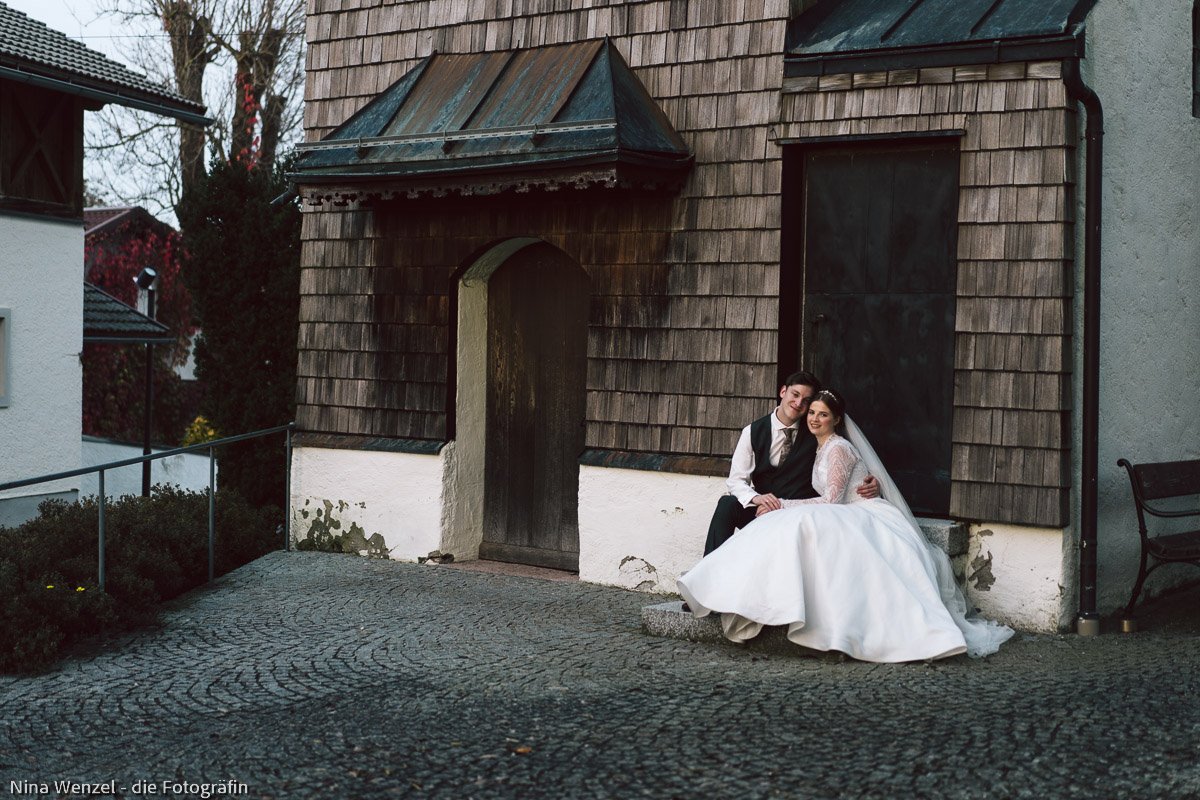  Die entzückende kleine Kirche in Valentinhaft bot einen interessanten Hintergrund für schöne Brautpaarfotos 