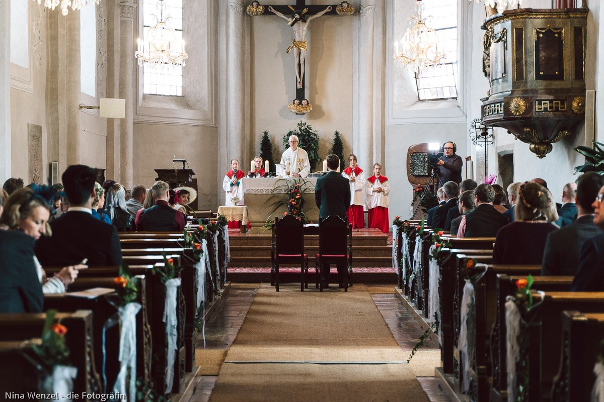  In der idyllischen Pfarrkirche Munderging wartet der Bräutigam auf die Braut 