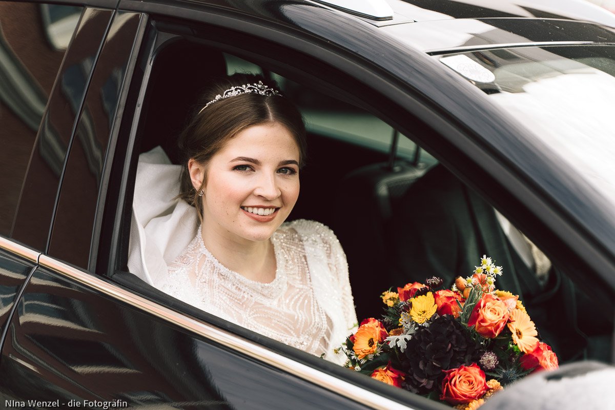 Braut im Hochzeitsauto-1.jpg