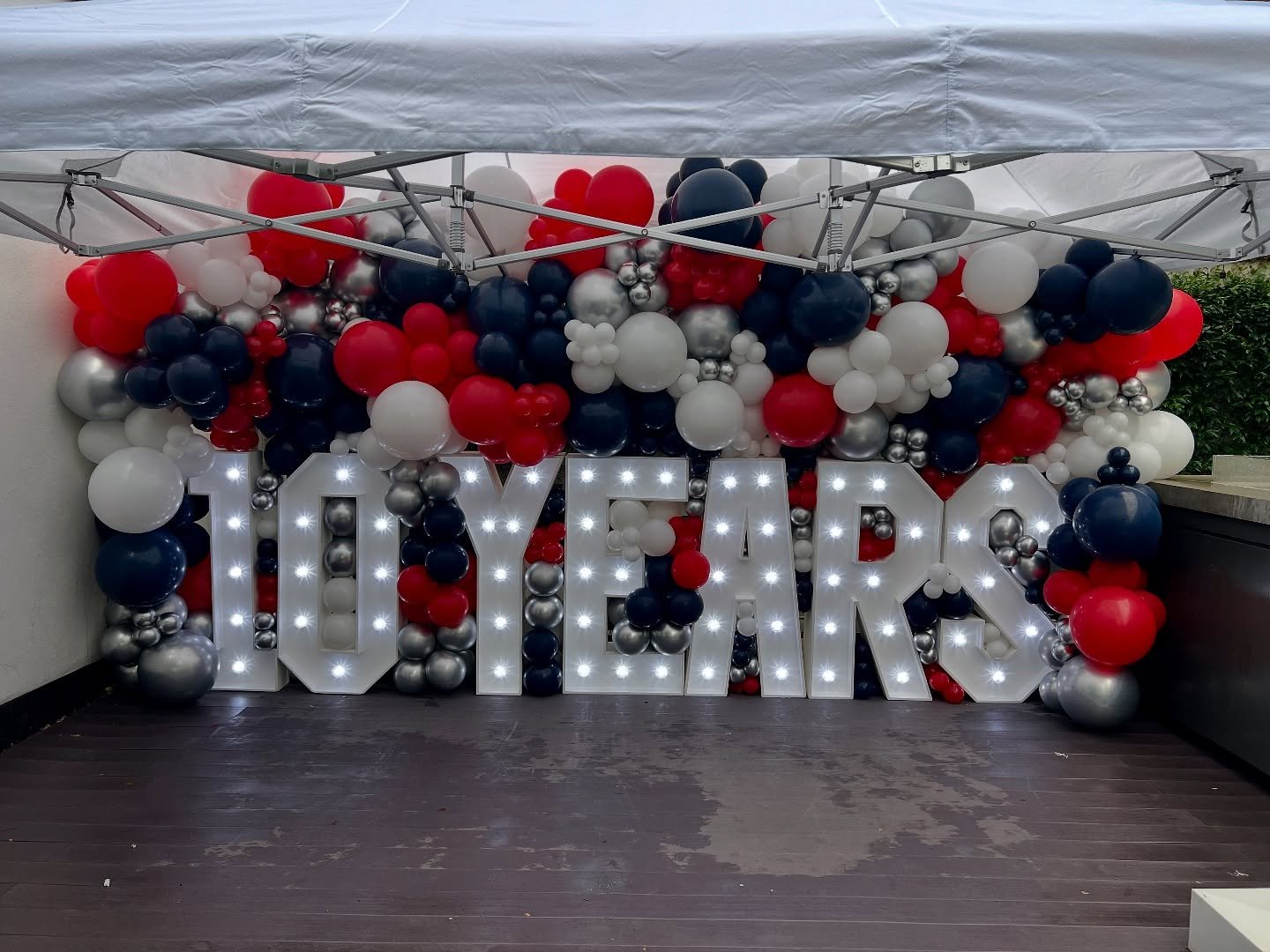 A couple of weeks ago we had the pleasure of creating this display for Clarksons 10 year celebration at their fabulous office in St Katherine&rsquo;s Docks. Happy 10th Anniversary Clarksons 🥂#nabasuk #nabas #celebrationballoons #balloondeliverylondo