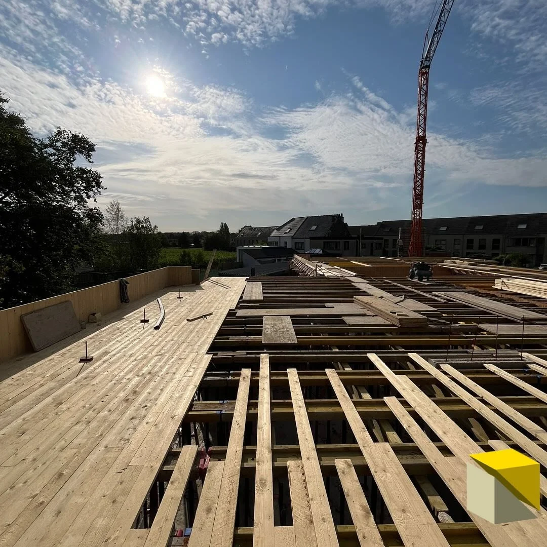 🏗️Vakwerk in Beveren-Waas!
Onze klant kiest voor een stijlvol plafond in plankenbeton - en dankzij de precisie en inzet van ons team wordt dit perfect uitgevoerd. 🔨✨ 
👉 Wil jij meewerken aan mooie bouwprojecten? 
Wij zijn op zoek naar ruwbouwarbei