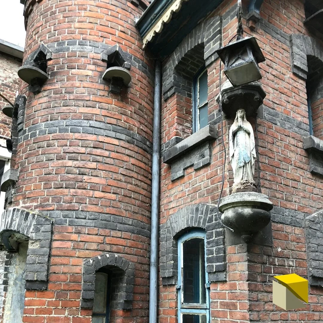 15 augustus ☀️ Gesloten 
Onze-Lieve-Vrouw Hemelvaart &amp; Moederdag 💐
📷 Maria op &eacute;&eacute;n van onze bouwprojecten
Geniet van deze stralende vakantiedag ☀️

#15augustus #vakantiedag #vanallewerventhuis #VAWT #inter_fastbv #interfastbv