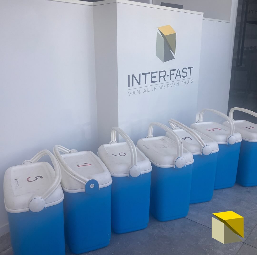 ☀️ Zomer op de werf!
Het wordt een warme week, en dat voelen onze collega&rsquo;s op de bouwsite als geen ander.

💦 Daarom zorgen we voor extra frisse dranken en verkoeling, zodat zij er ondanks de hitte toch stevig kunnen blijven tegenaan gaan.

👷